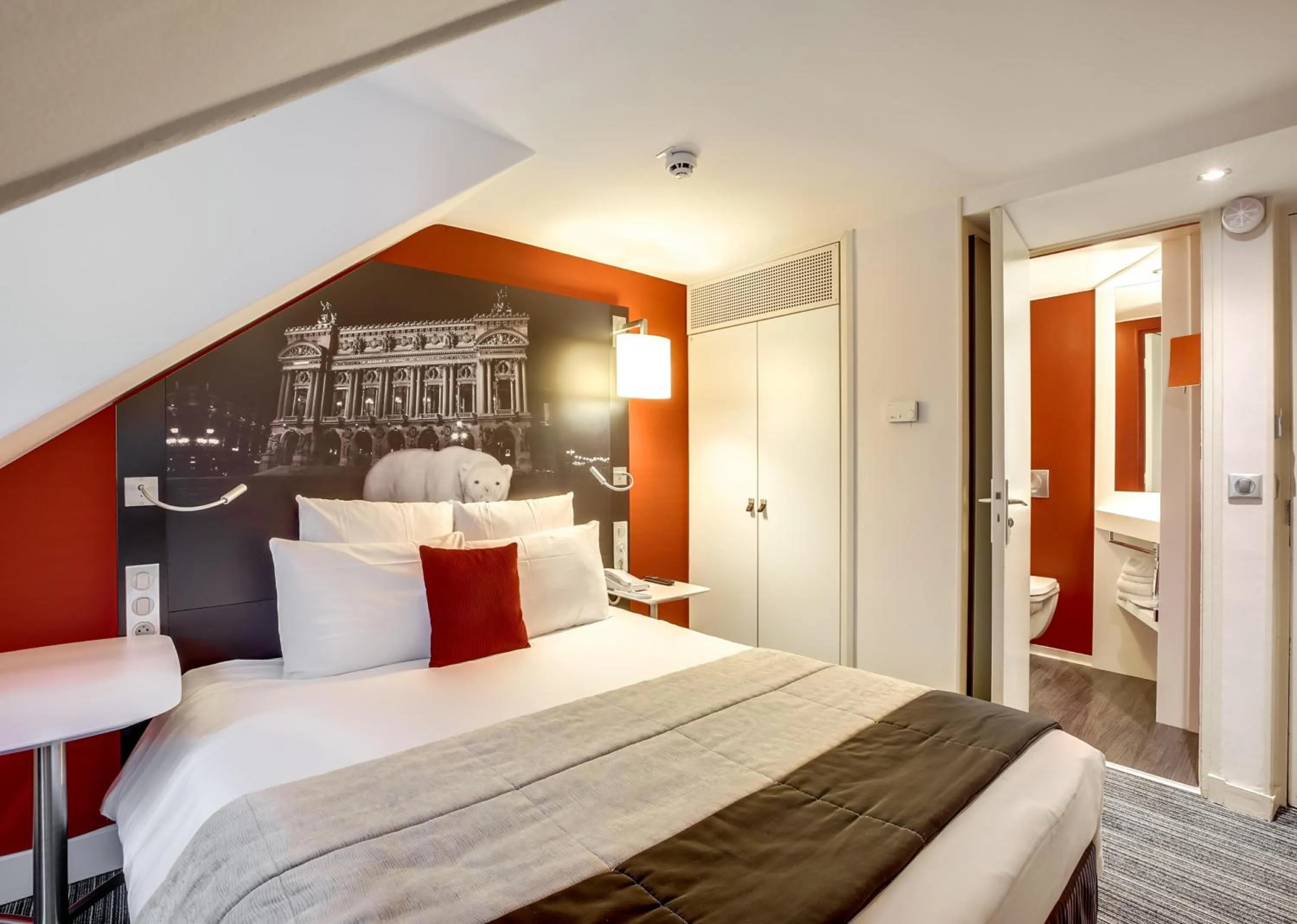 Staff, Bed in Mercure Paris Opera Louvre