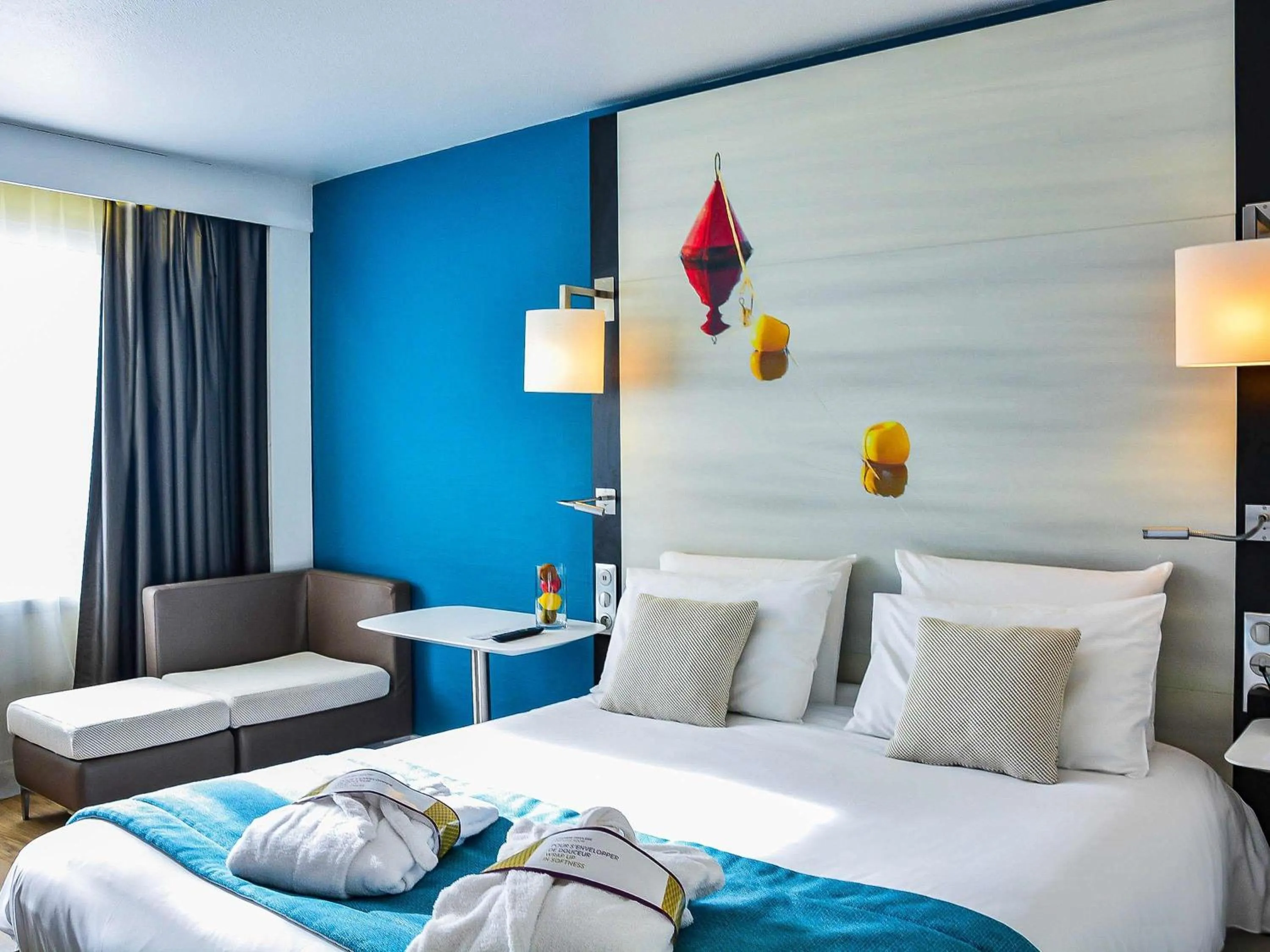 Property building, Bed in Mercure Lorient Centre