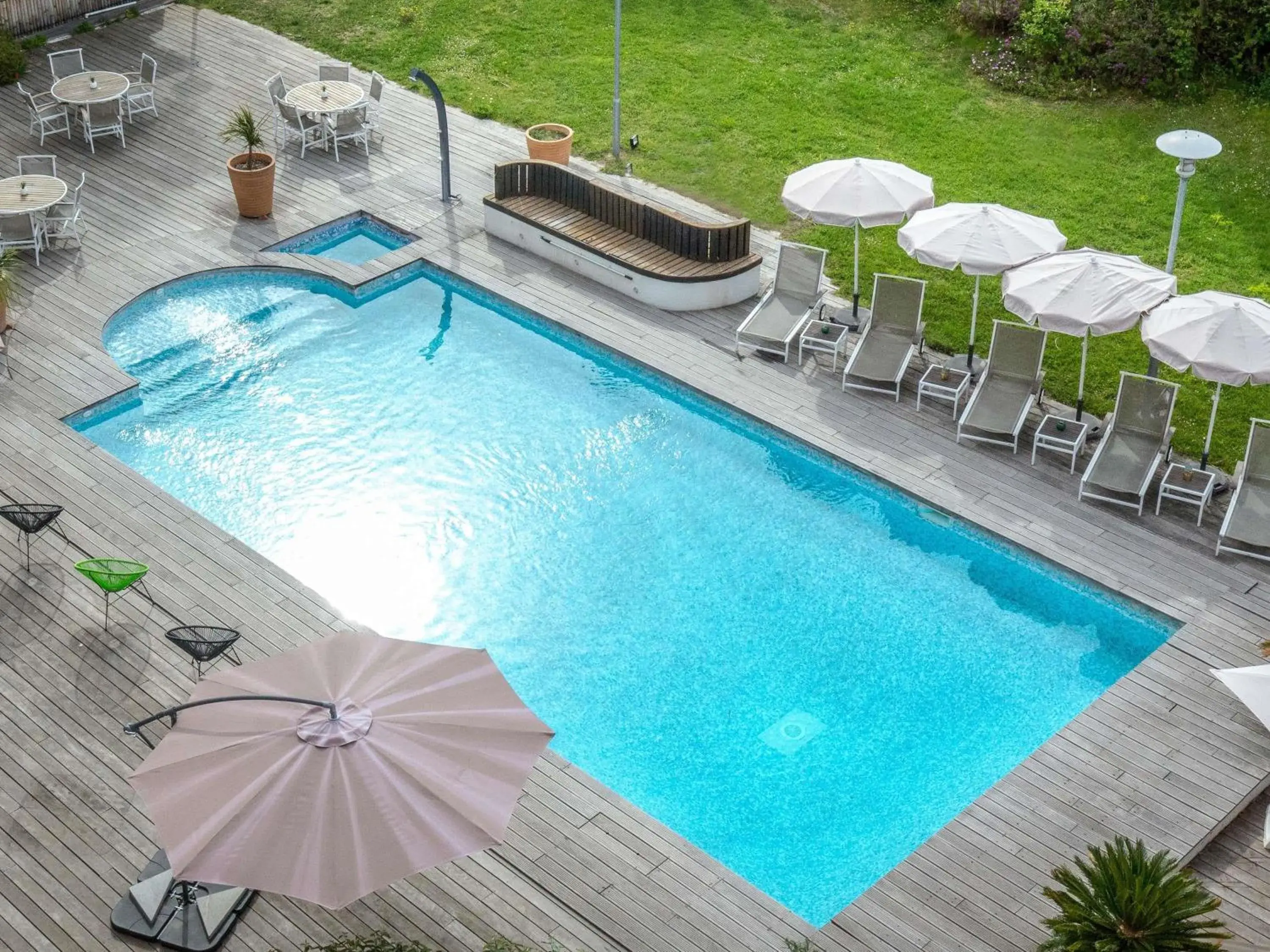 Pool view in Mercure Hyères Centre Côte d'Azur Pool view in Mercure Hyères Centre Côte d'Azur