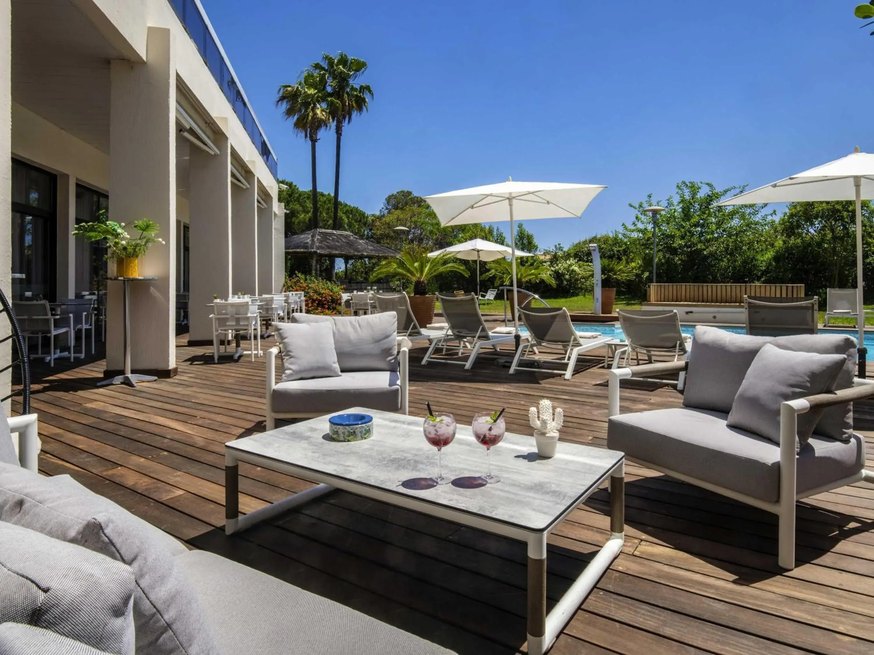 Lounge or bar in Mercure Hyères Centre Côte d'Azur Lounge or bar in Mercure Hyères Centre Côte d'Azur