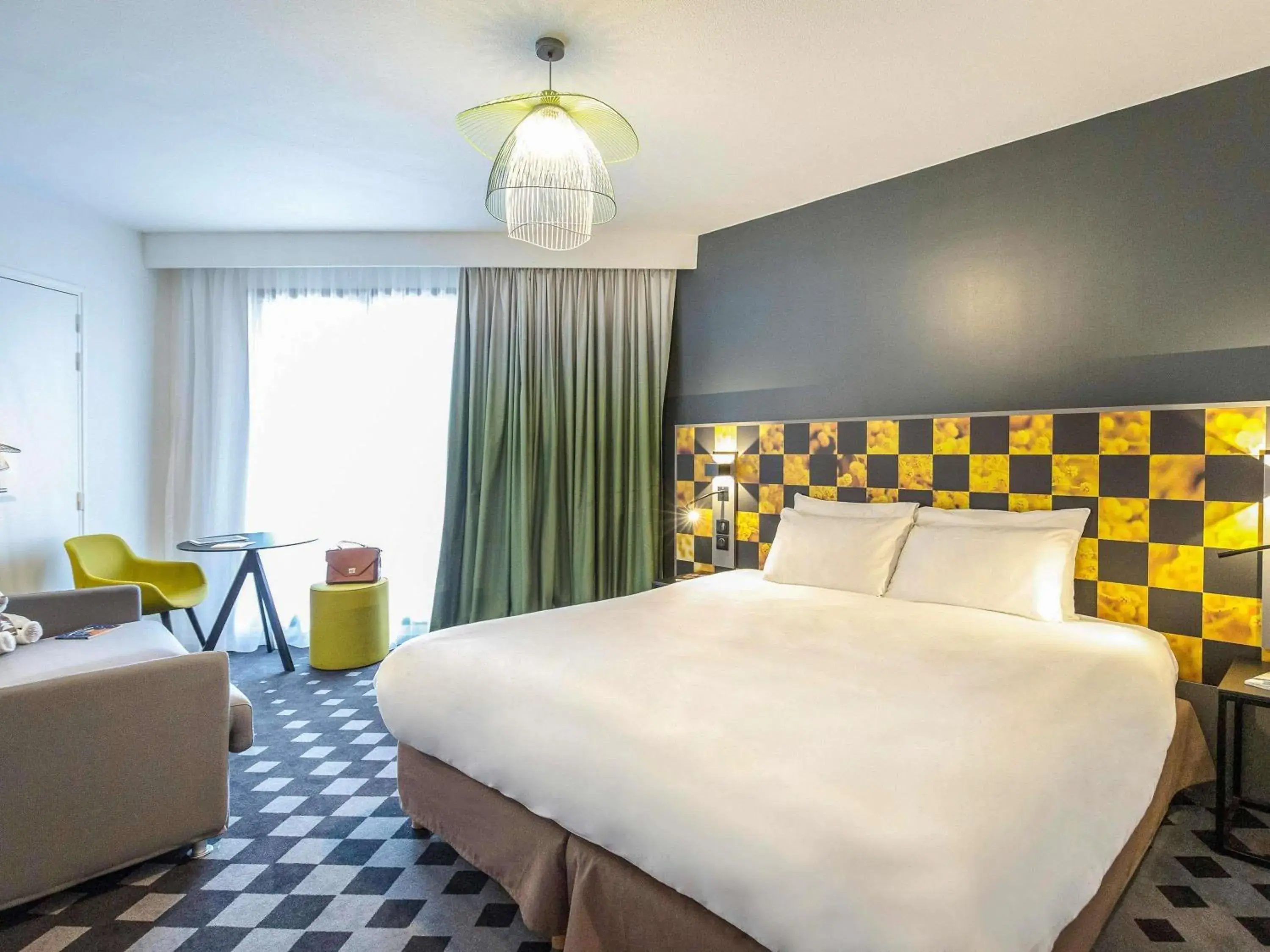 Bedroom, Bed in Mercure Hyères Centre Côte d'Azur Bedroom, Bed in Mercure Hyères Centre Côte d'Azur