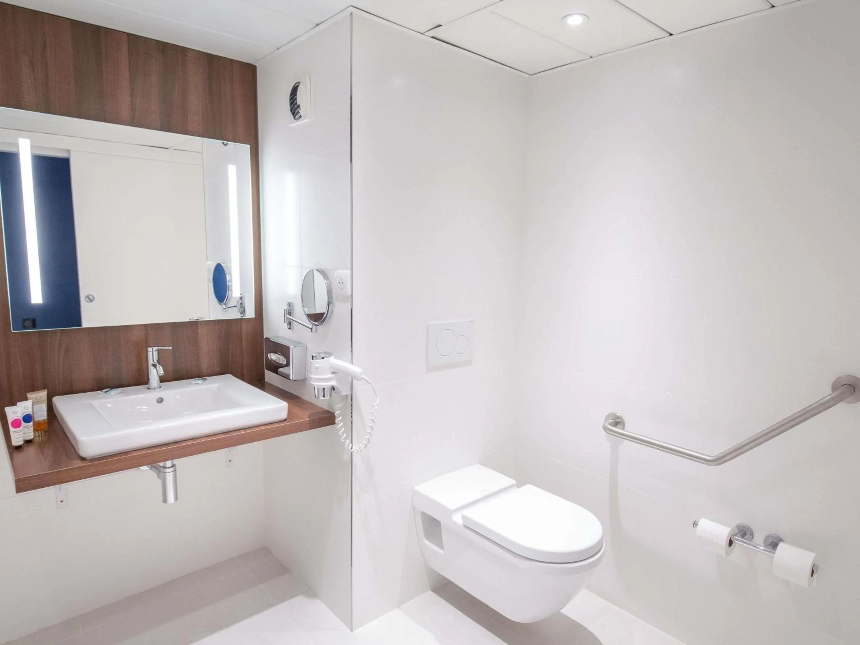 Bedroom in Mercure Hyères Centre Côte d'Azur