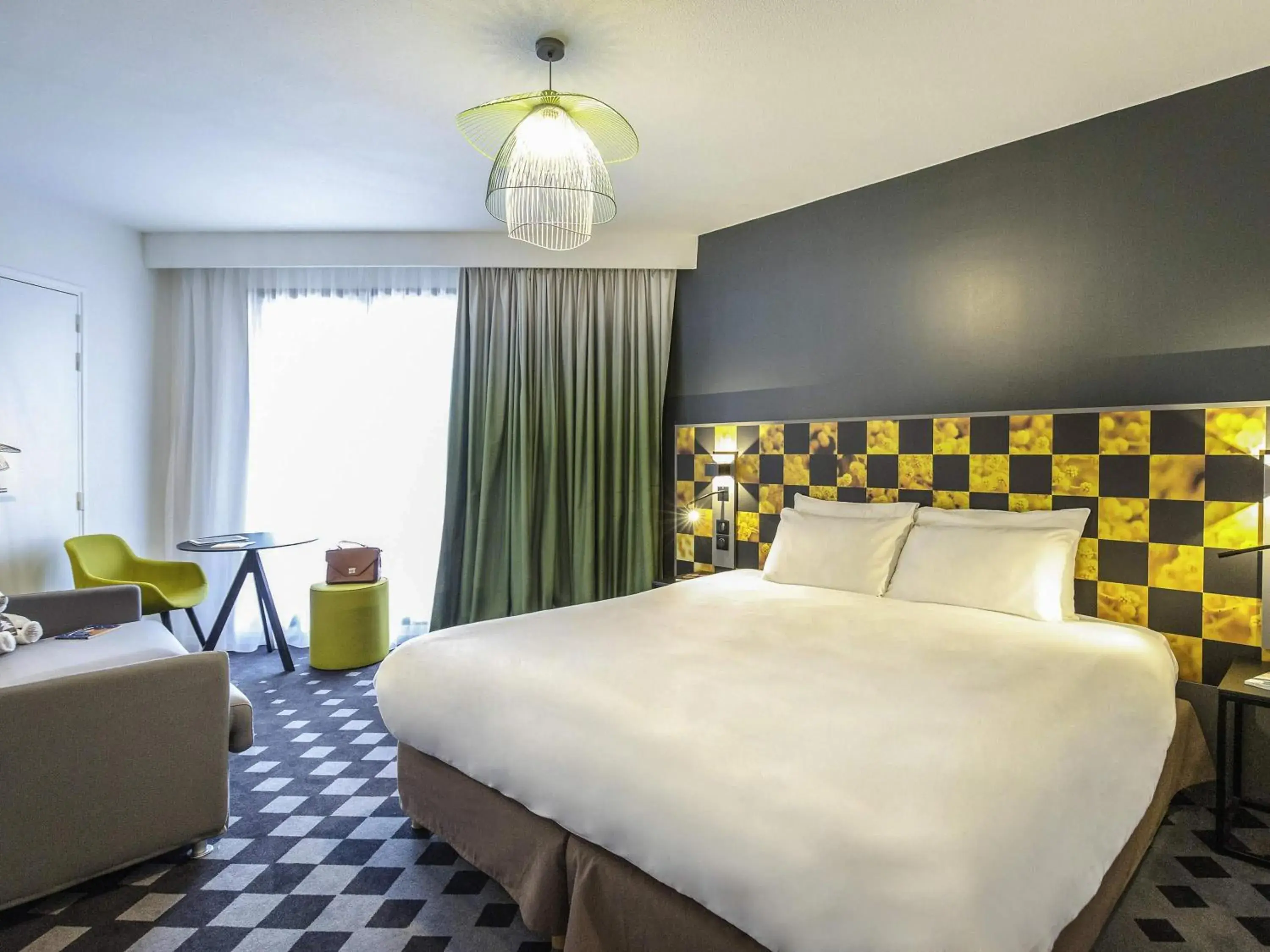 Bedroom, Bed in Mercure Hyères Centre Côte d'Azur Bedroom, Bed in Mercure Hyères Centre Côte d'Azur