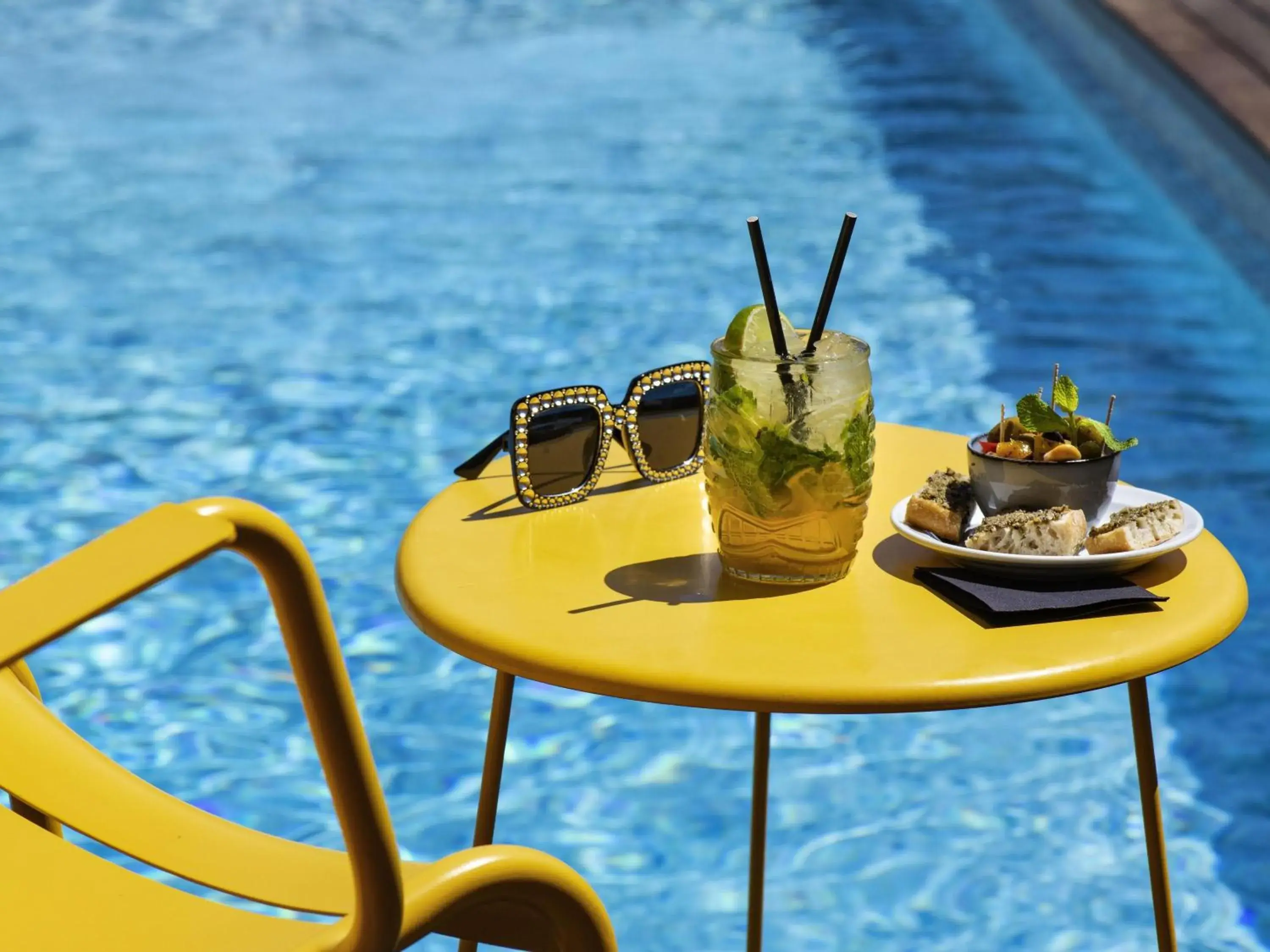 Lounge or bar in Mercure Hyères Centre Côte d'Azur Lounge or bar in Mercure Hyères Centre Côte d'Azur