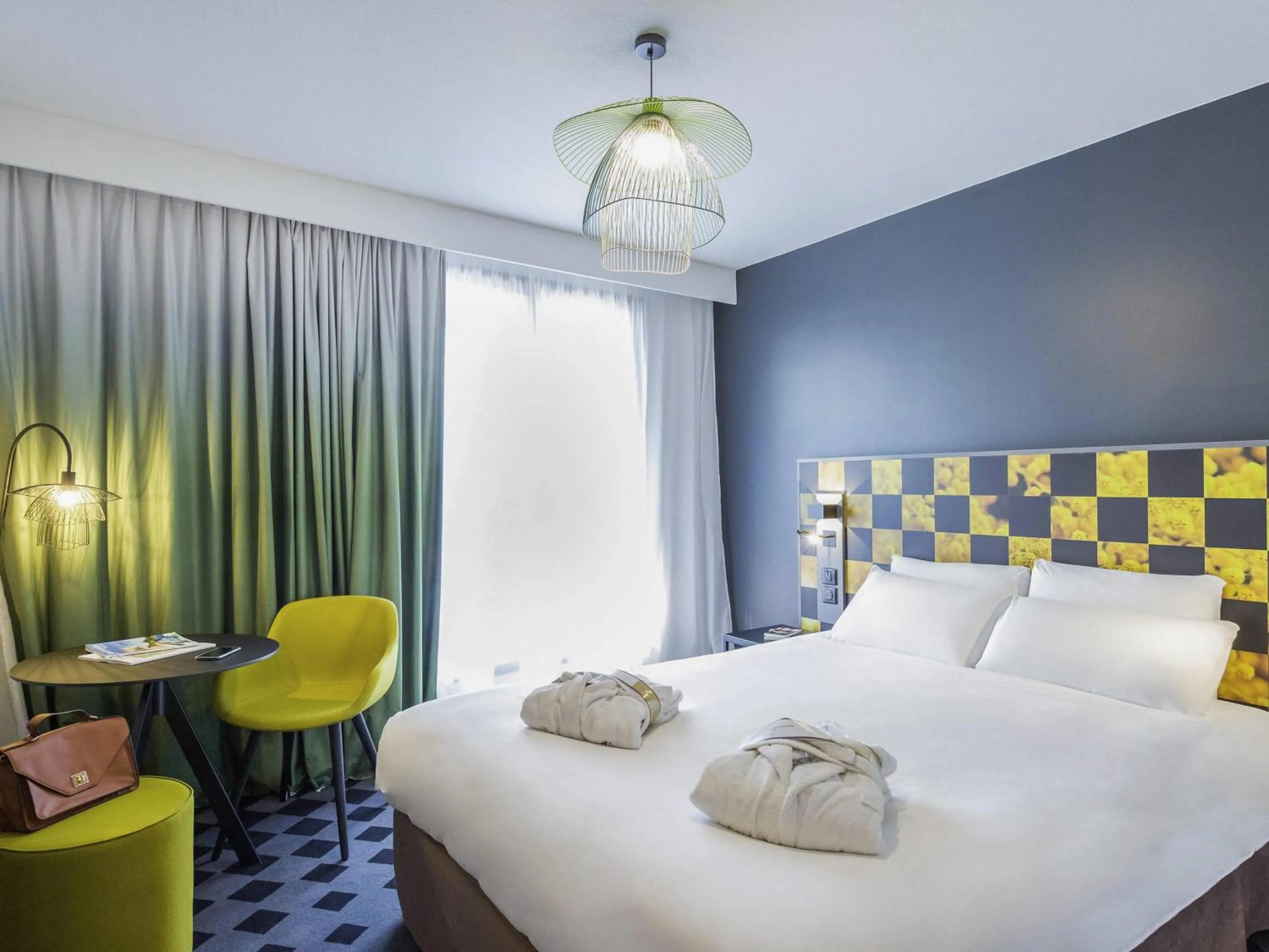 Photo of the whole room, Bed in Mercure Hyères Centre Côte d'Azur