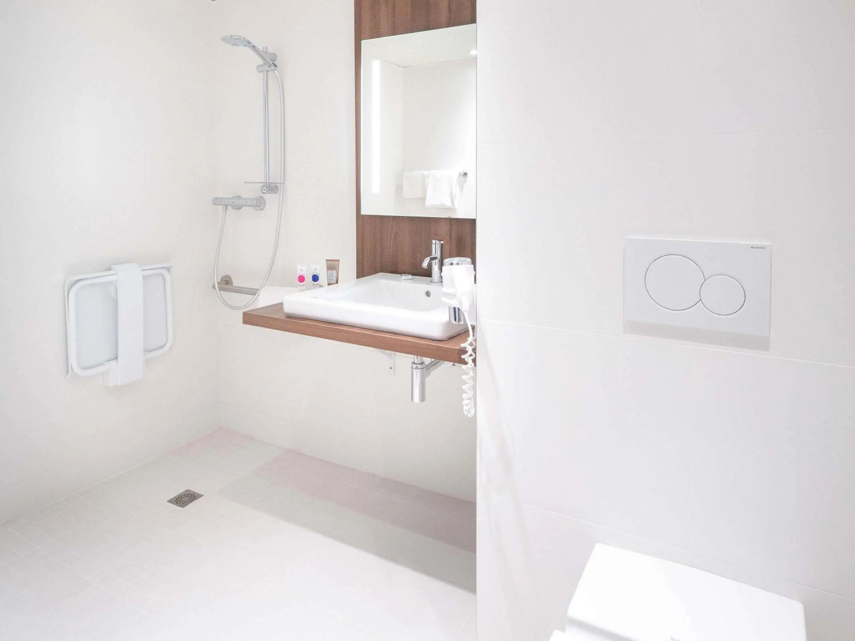 Bedroom in Mercure Hyères Centre Côte d'Azur