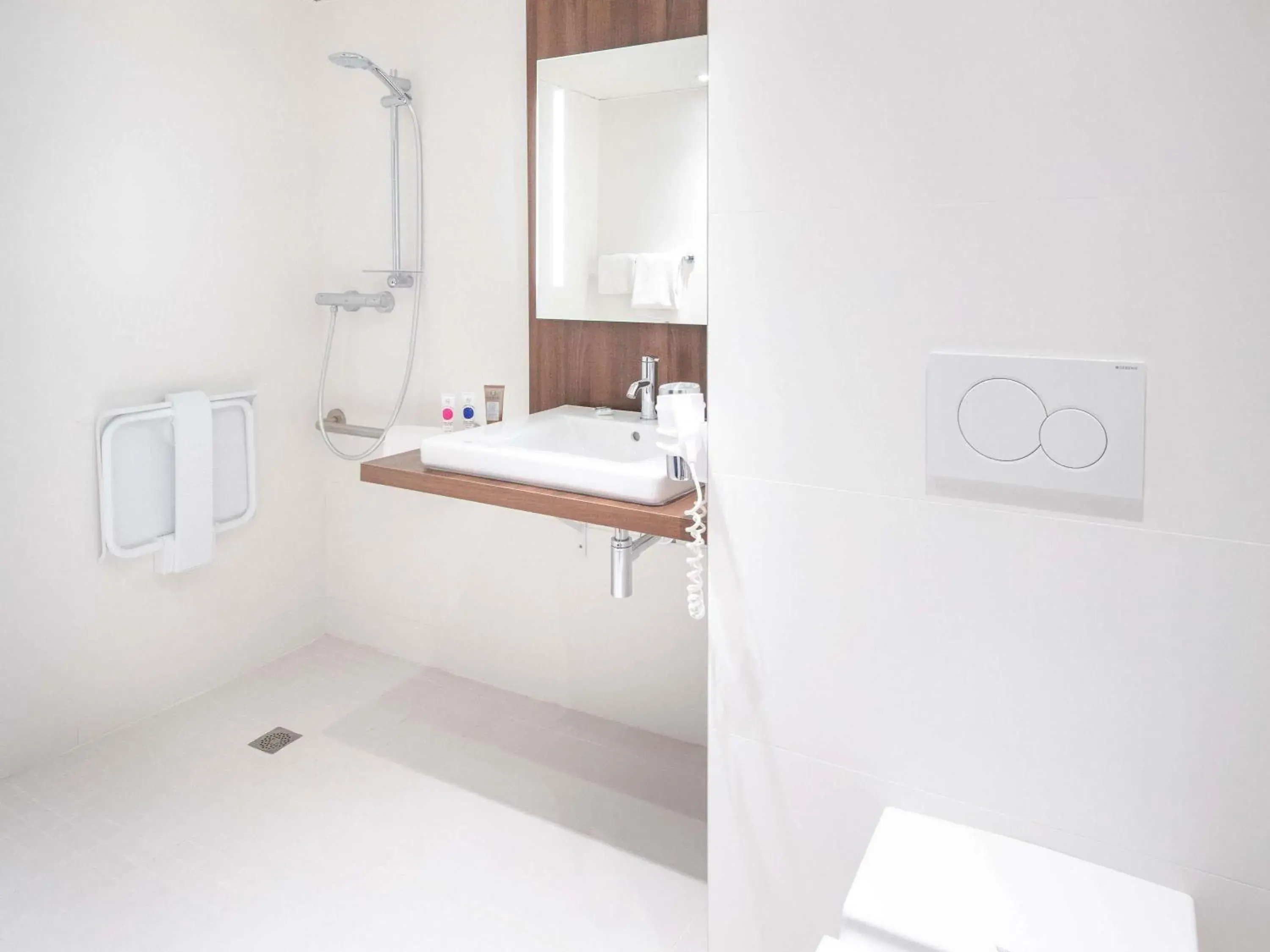 Bedroom in Mercure Hyères Centre Côte d'Azur Bedroom in Mercure Hyères Centre Côte d'Azur