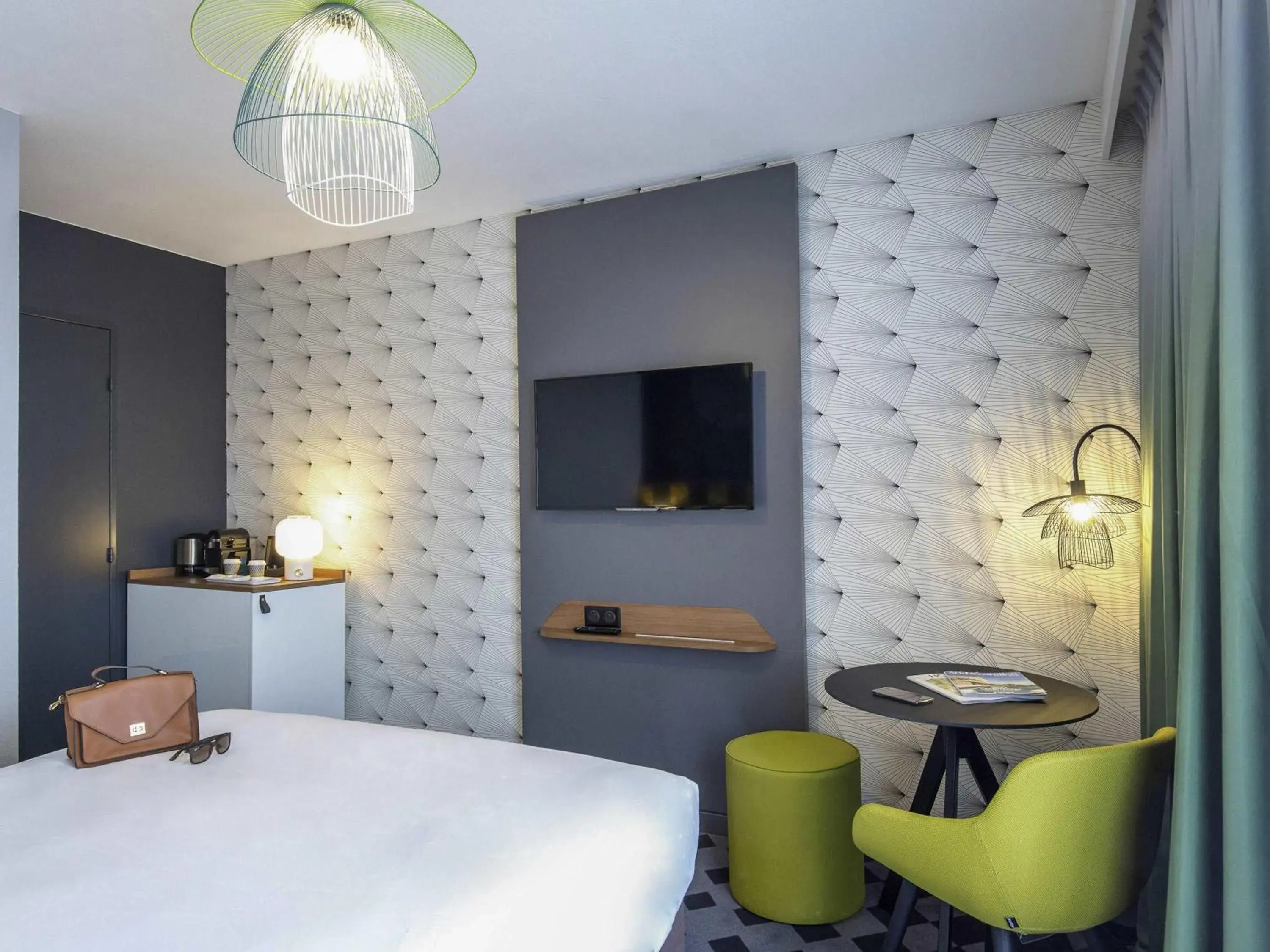 Bedroom, Bed in Mercure Hyères Centre Côte d'Azur Bedroom, Bed in Mercure Hyères Centre Côte d'Azur