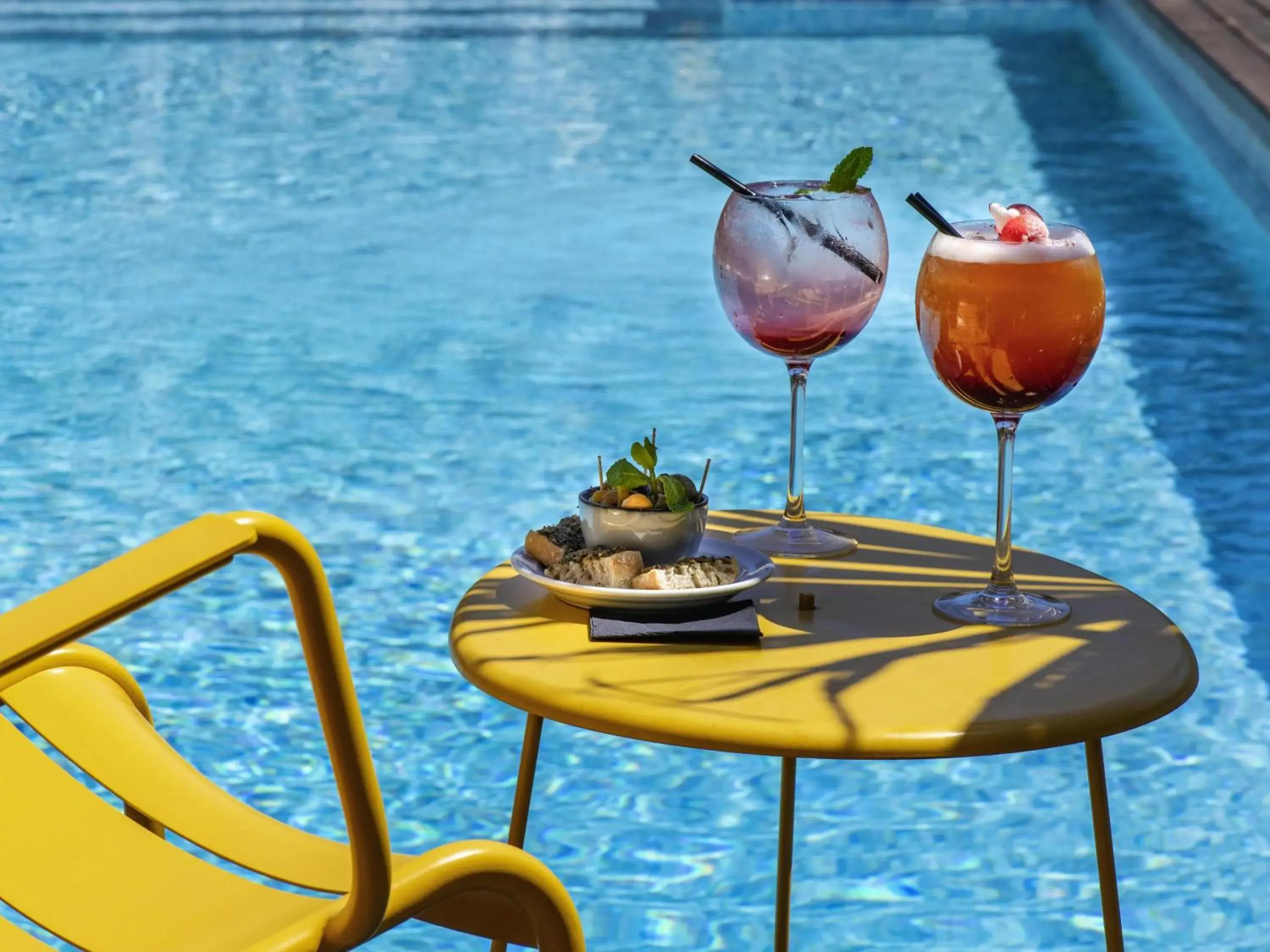 Pool view in Mercure Hyères Centre Côte d'Azur Pool view in Mercure Hyères Centre Côte d'Azur