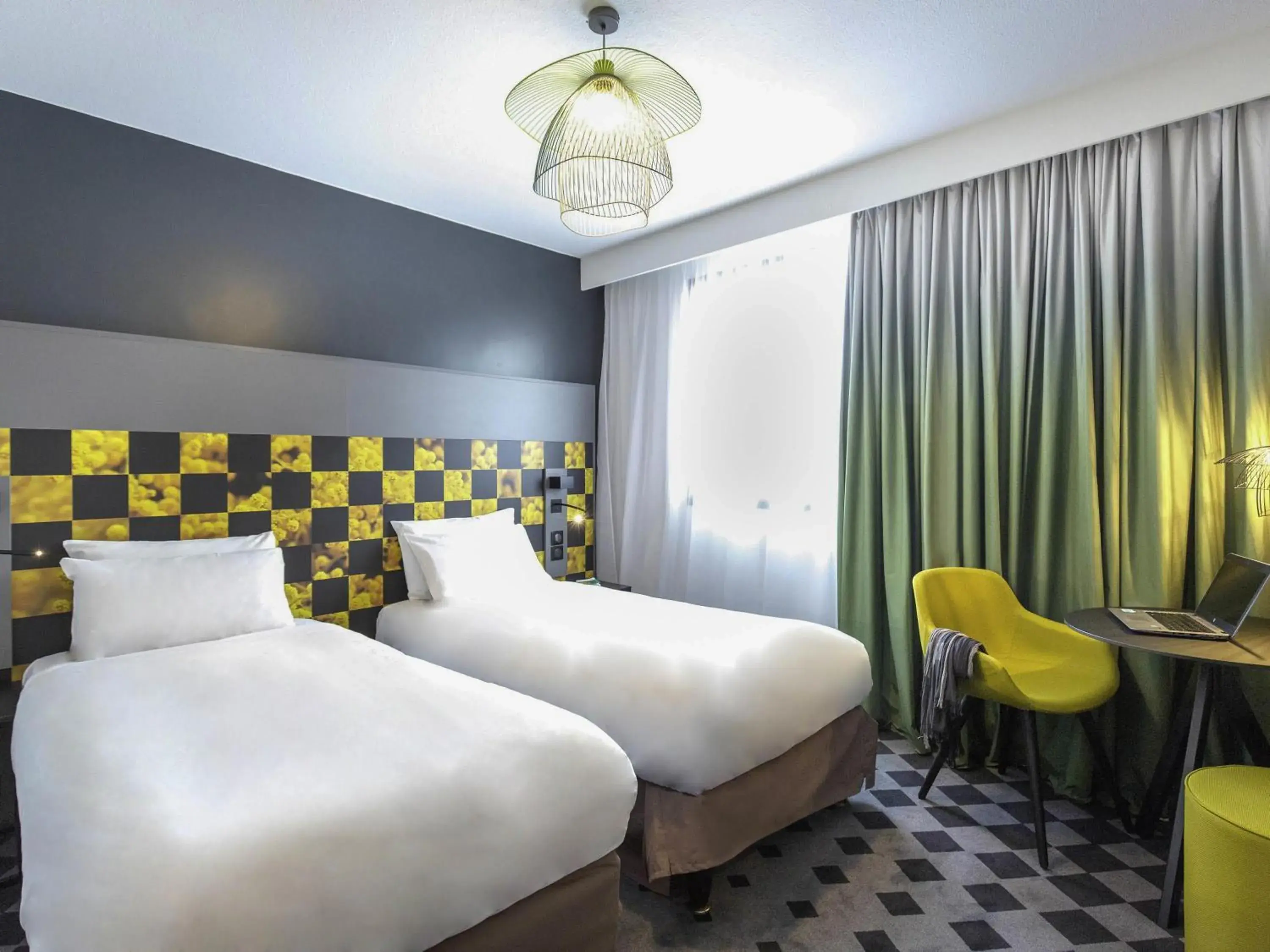 Bedroom, Bed in Mercure Hyères Centre Côte d'Azur Bedroom, Bed in Mercure Hyères Centre Côte d'Azur