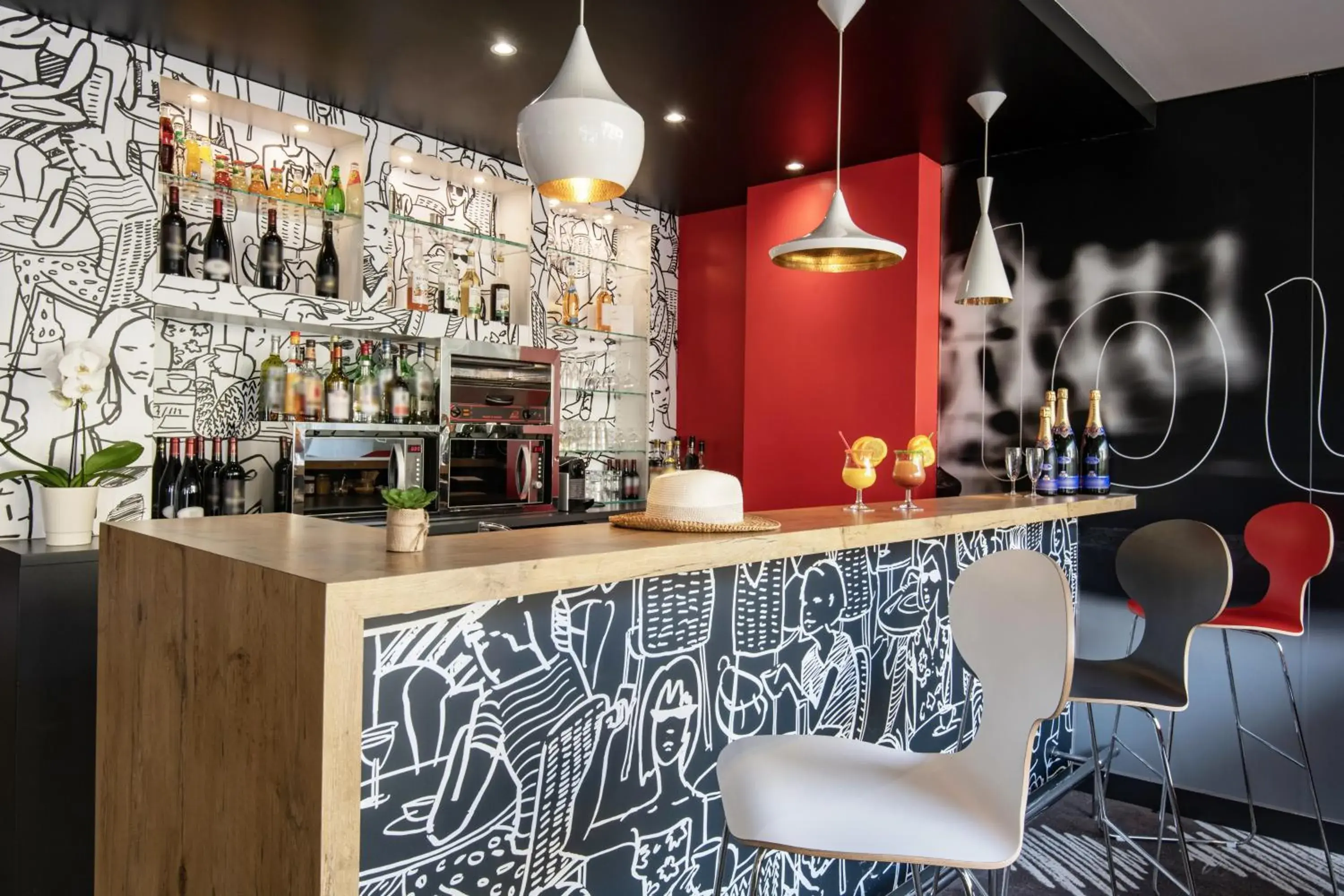 Lounge or bar in ibis Cannes Plage La Bocca Lounge or bar in ibis Cannes Plage La Bocca