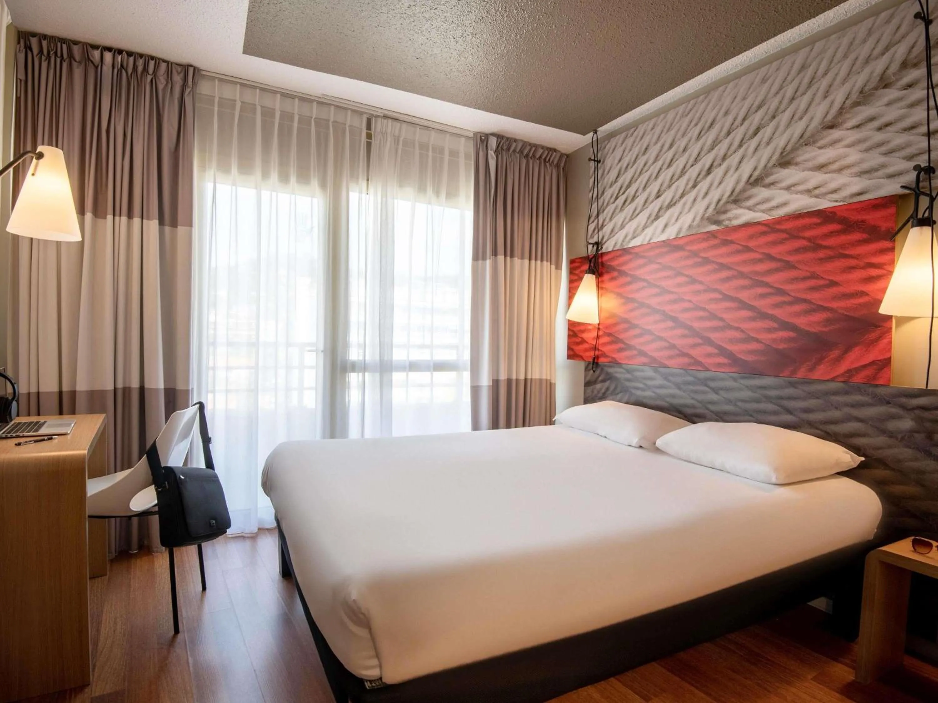 Bedroom, Bed in ibis Cannes Plage La Bocca