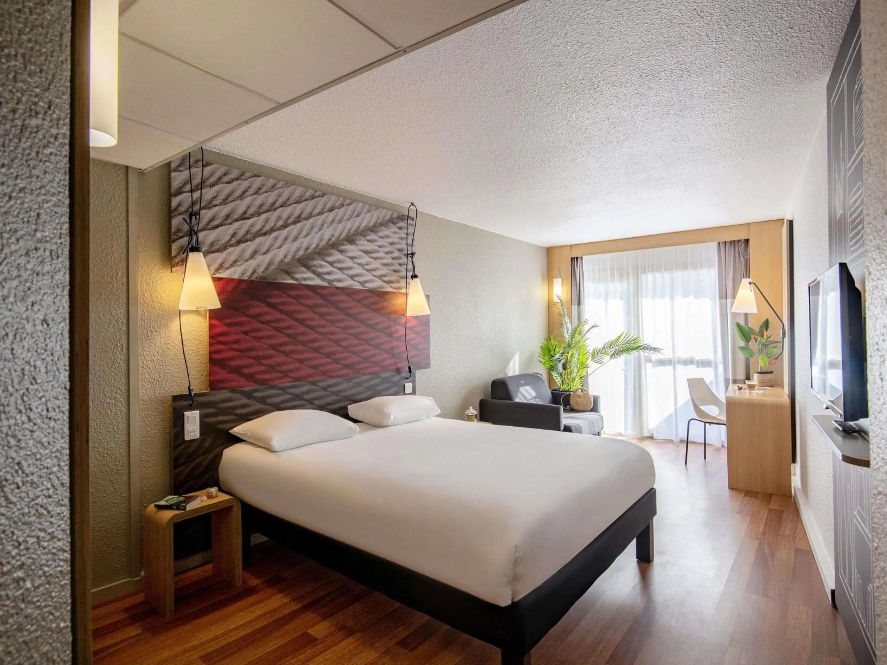 Bedroom, Bed in ibis Cannes Plage La Bocca