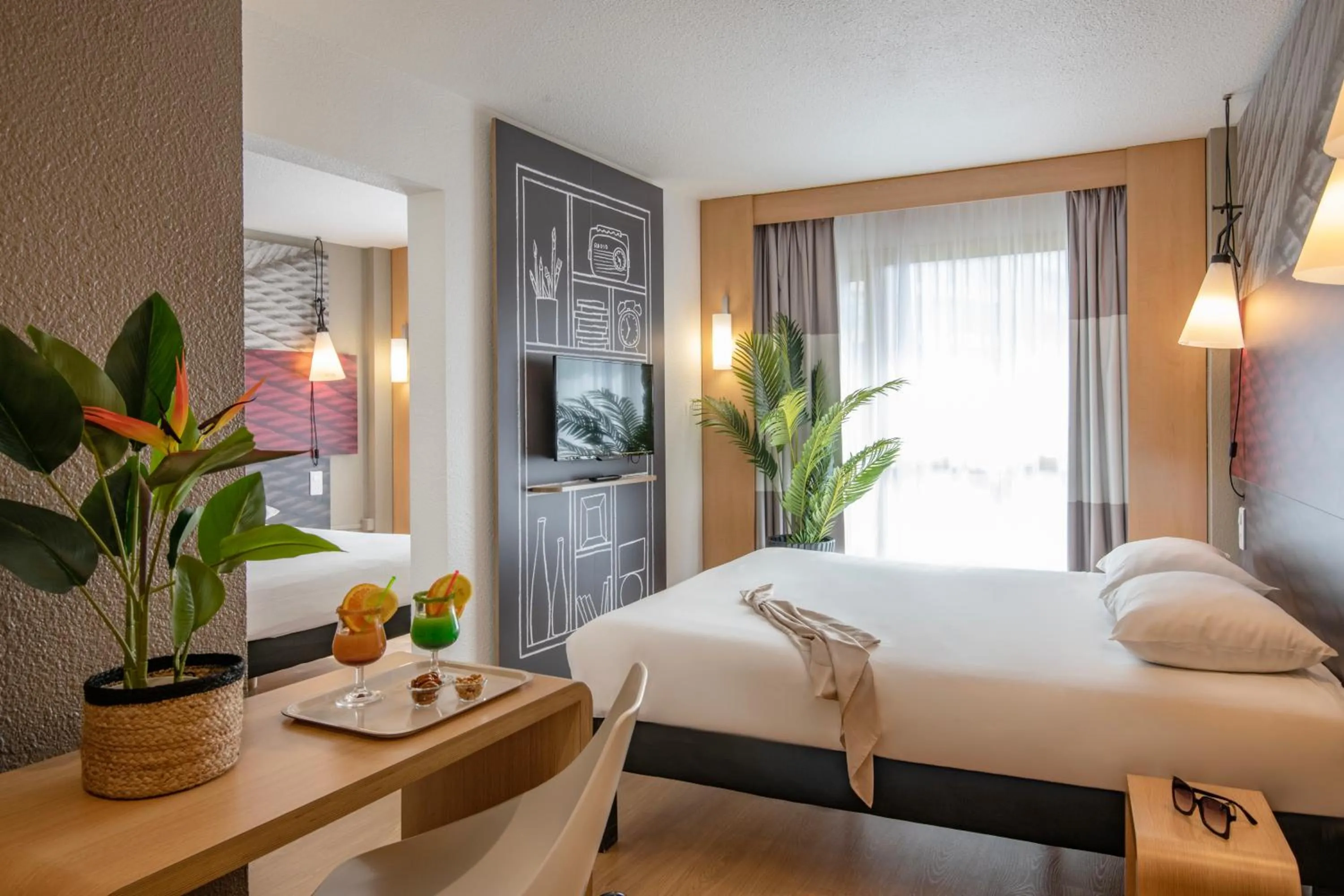 Bedroom, Bed in ibis Cannes Plage La Bocca