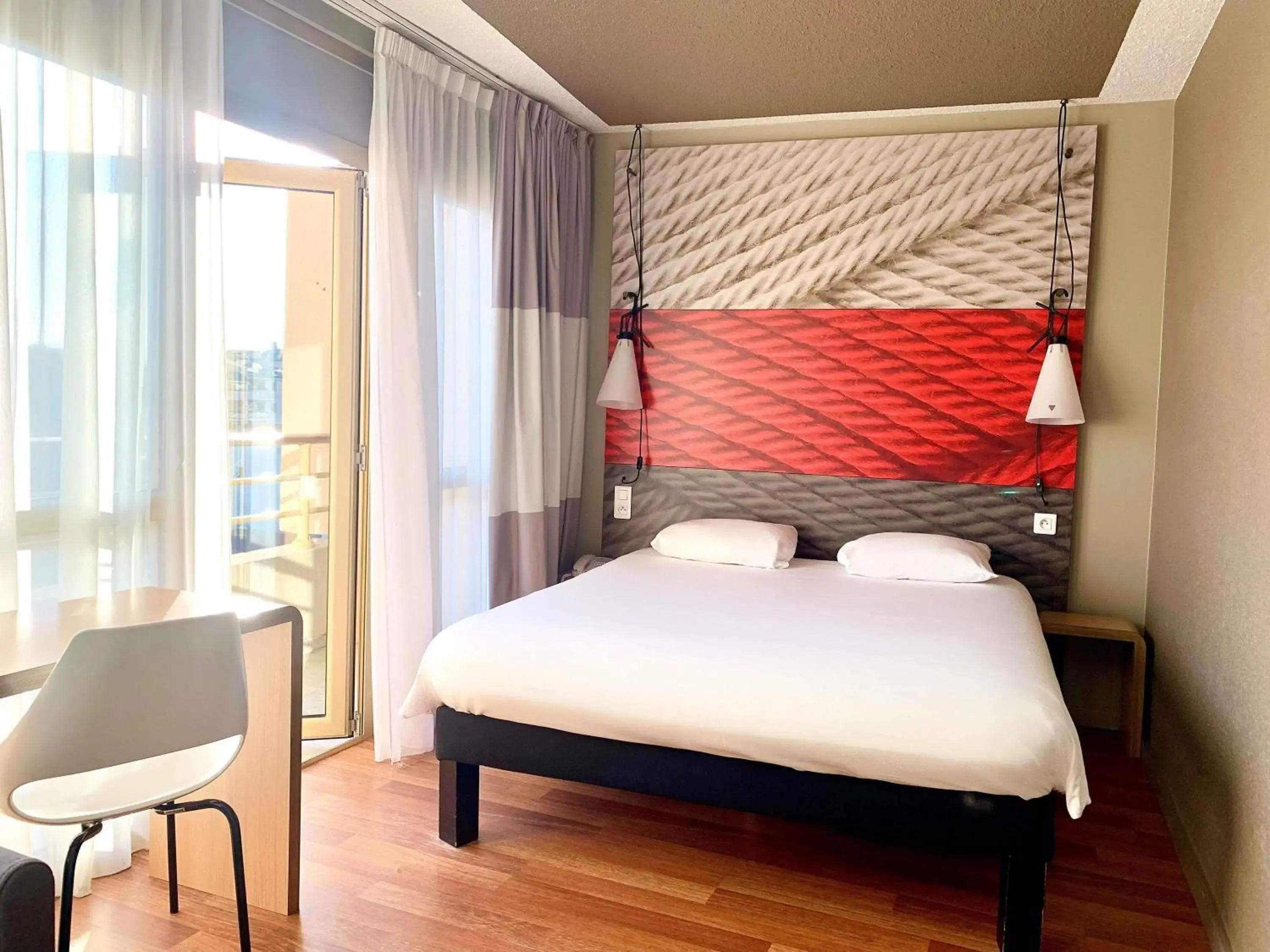 Bedroom, Bed in ibis Cannes Plage La Bocca Bedroom, Bed in ibis Cannes Plage La Bocca