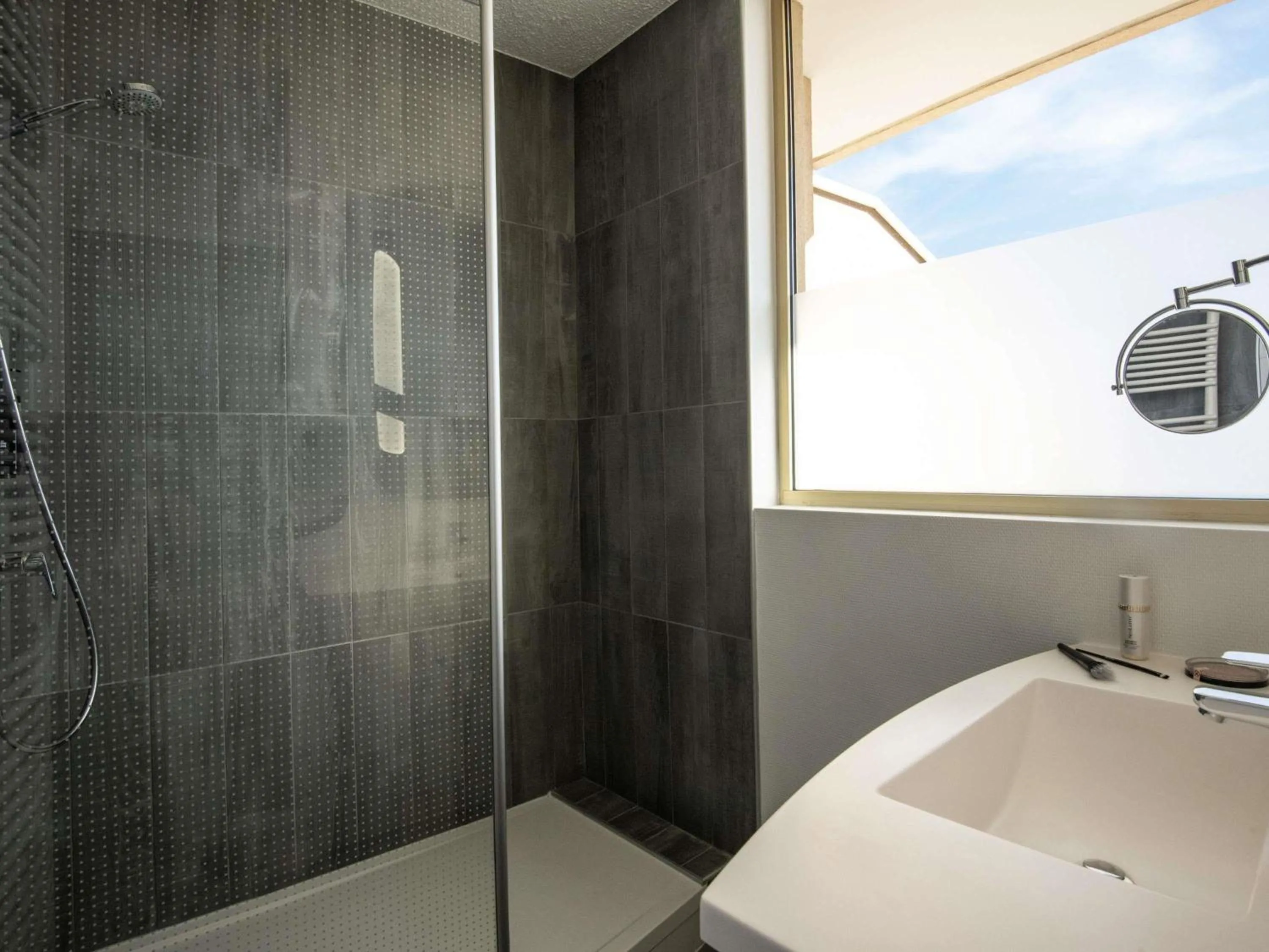 Bedroom in ibis Cannes Plage La Bocca