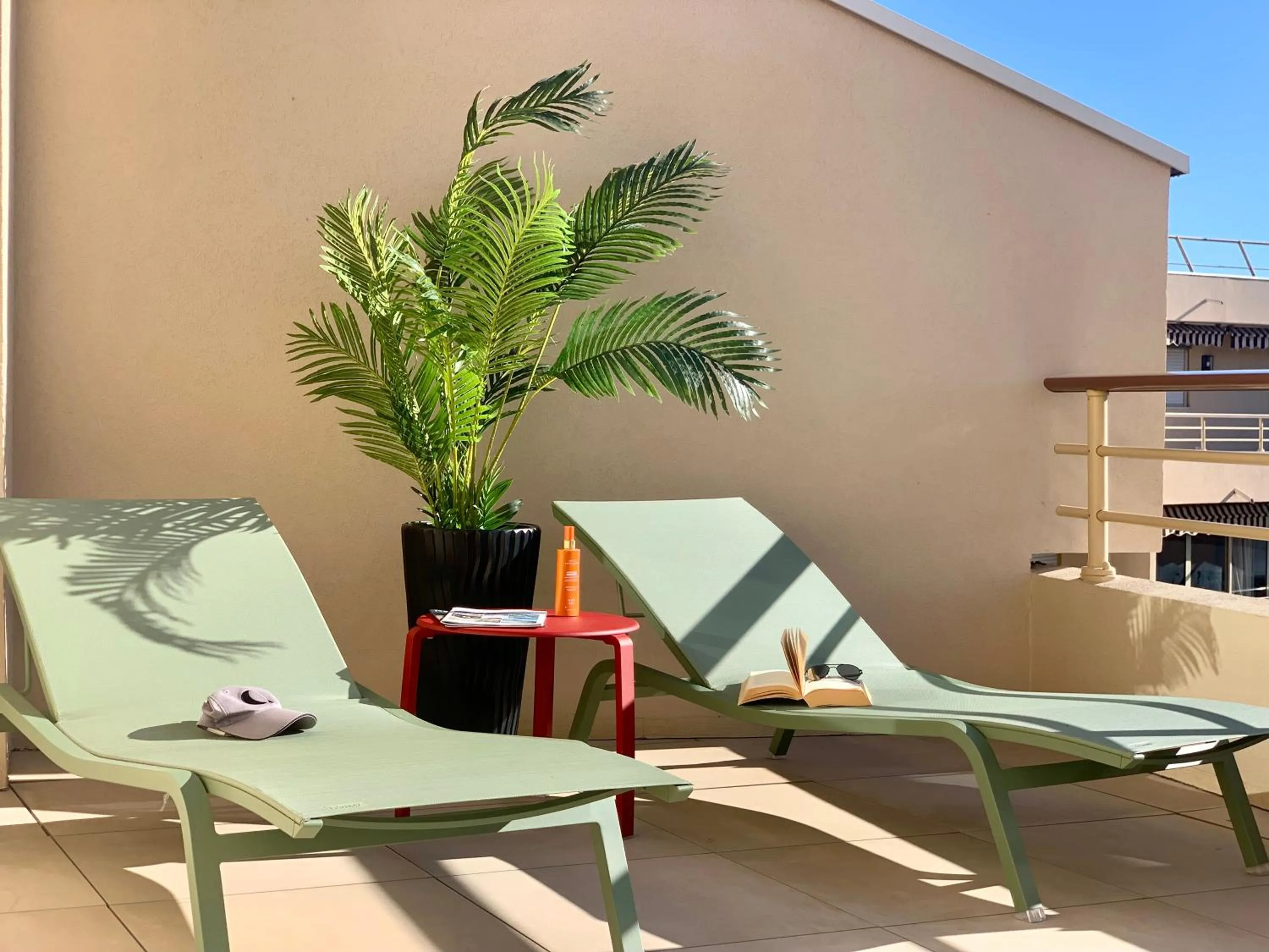 Patio in ibis Cannes Plage La Bocca