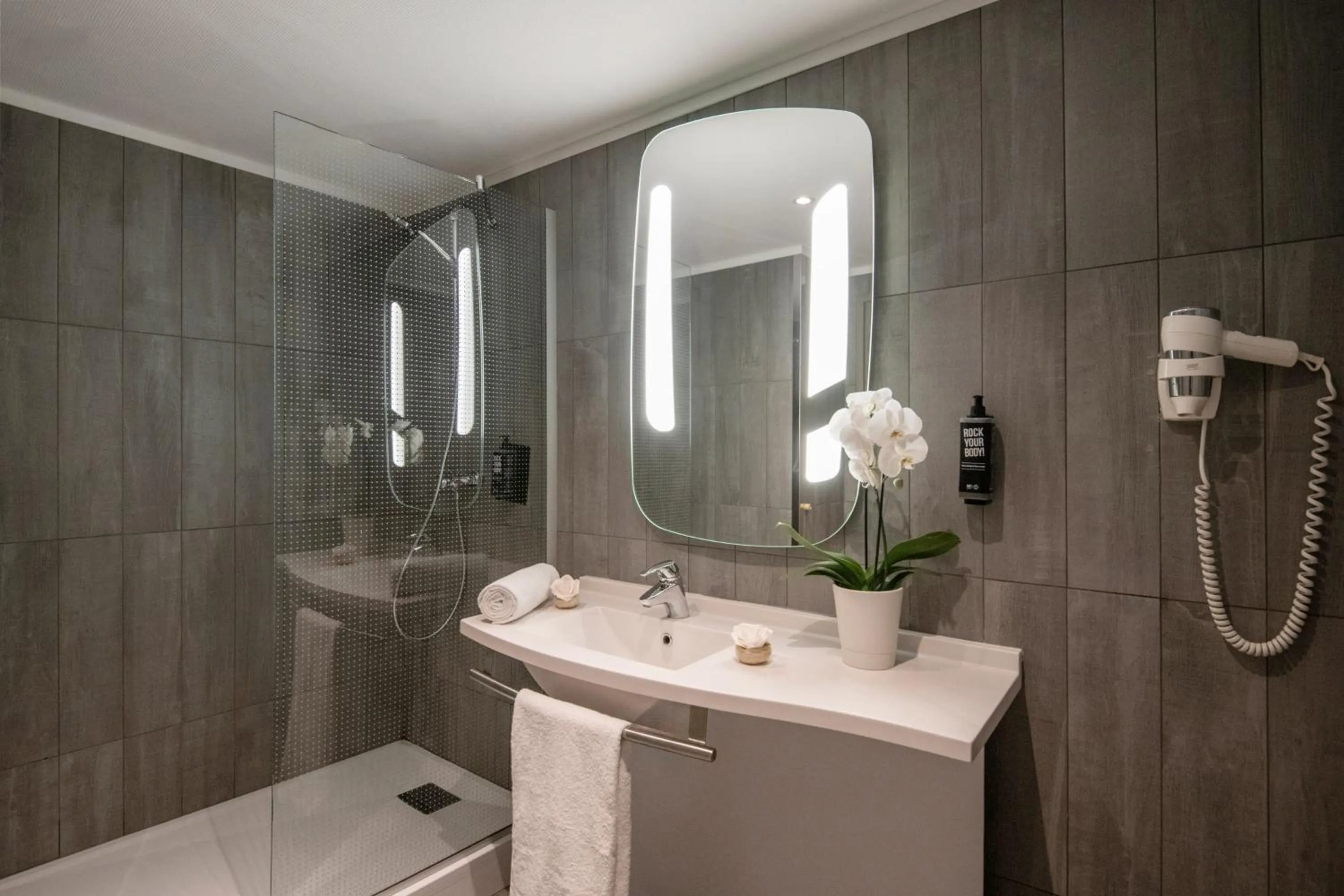 Shower in ibis Cannes Plage La Bocca