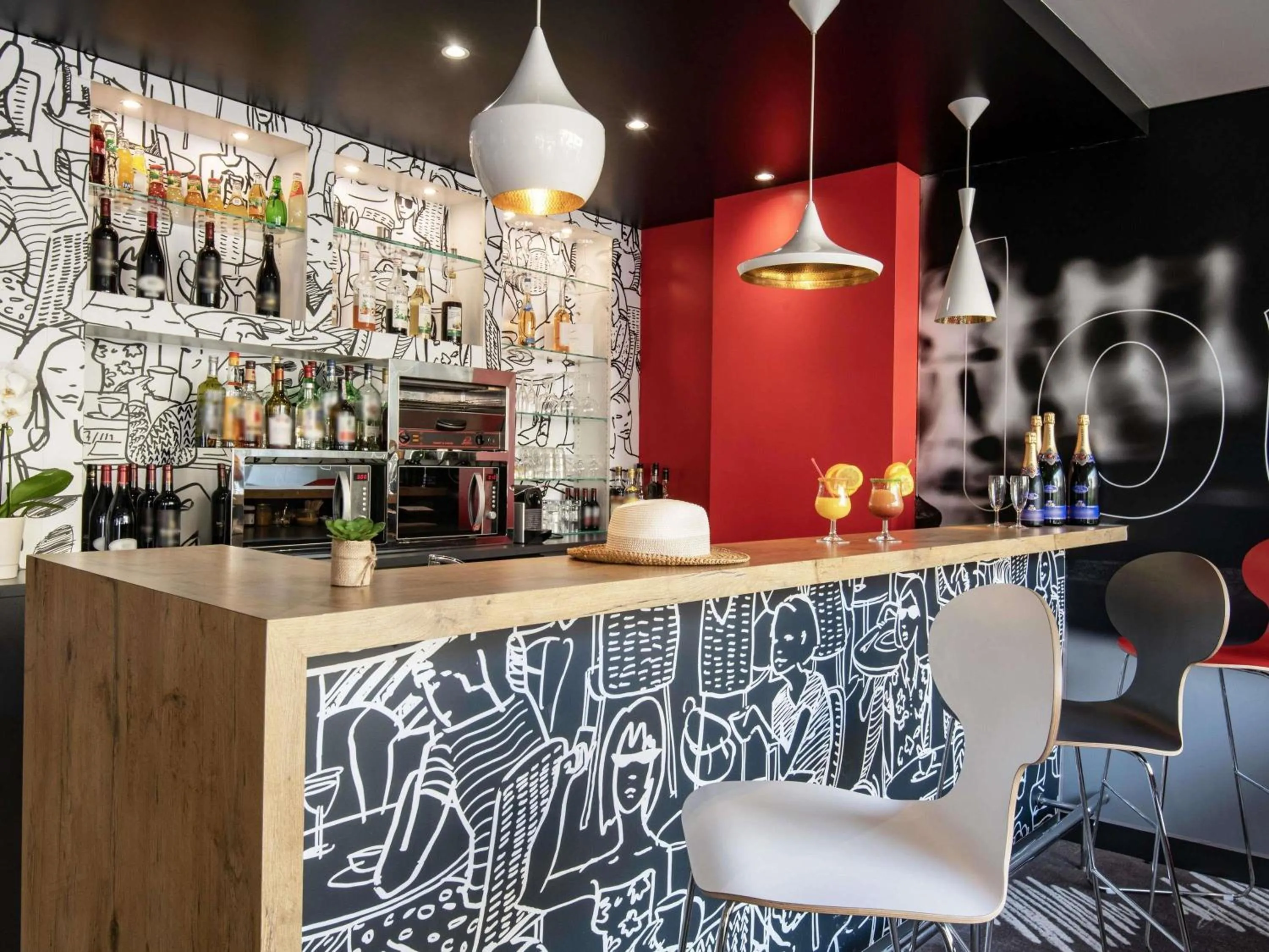 Lounge or bar in ibis Cannes Plage La Bocca