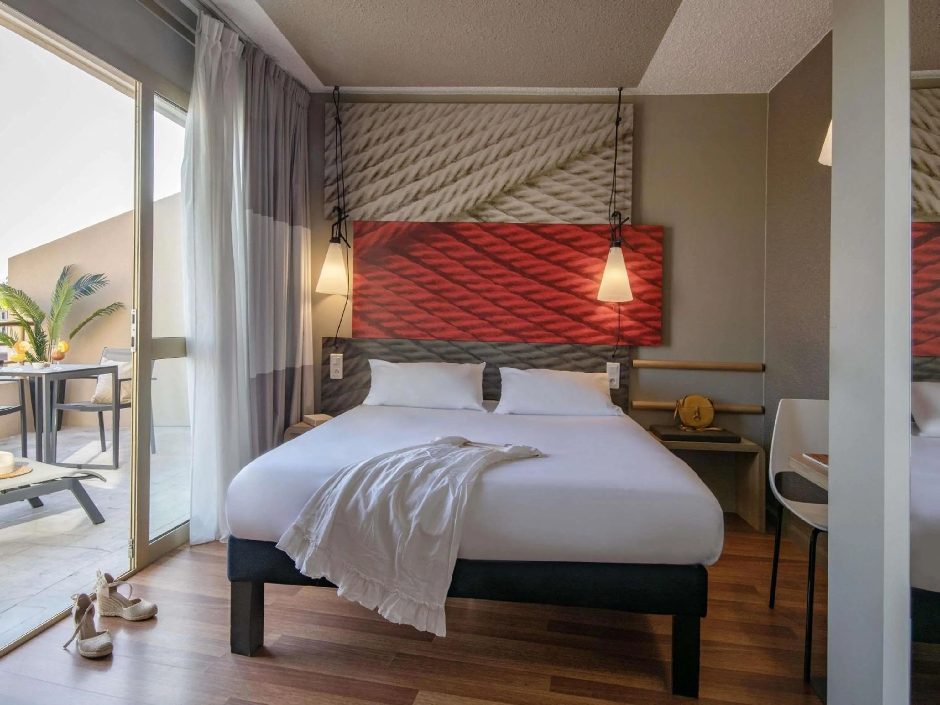 Bedroom, Bed in ibis Cannes Plage La Bocca