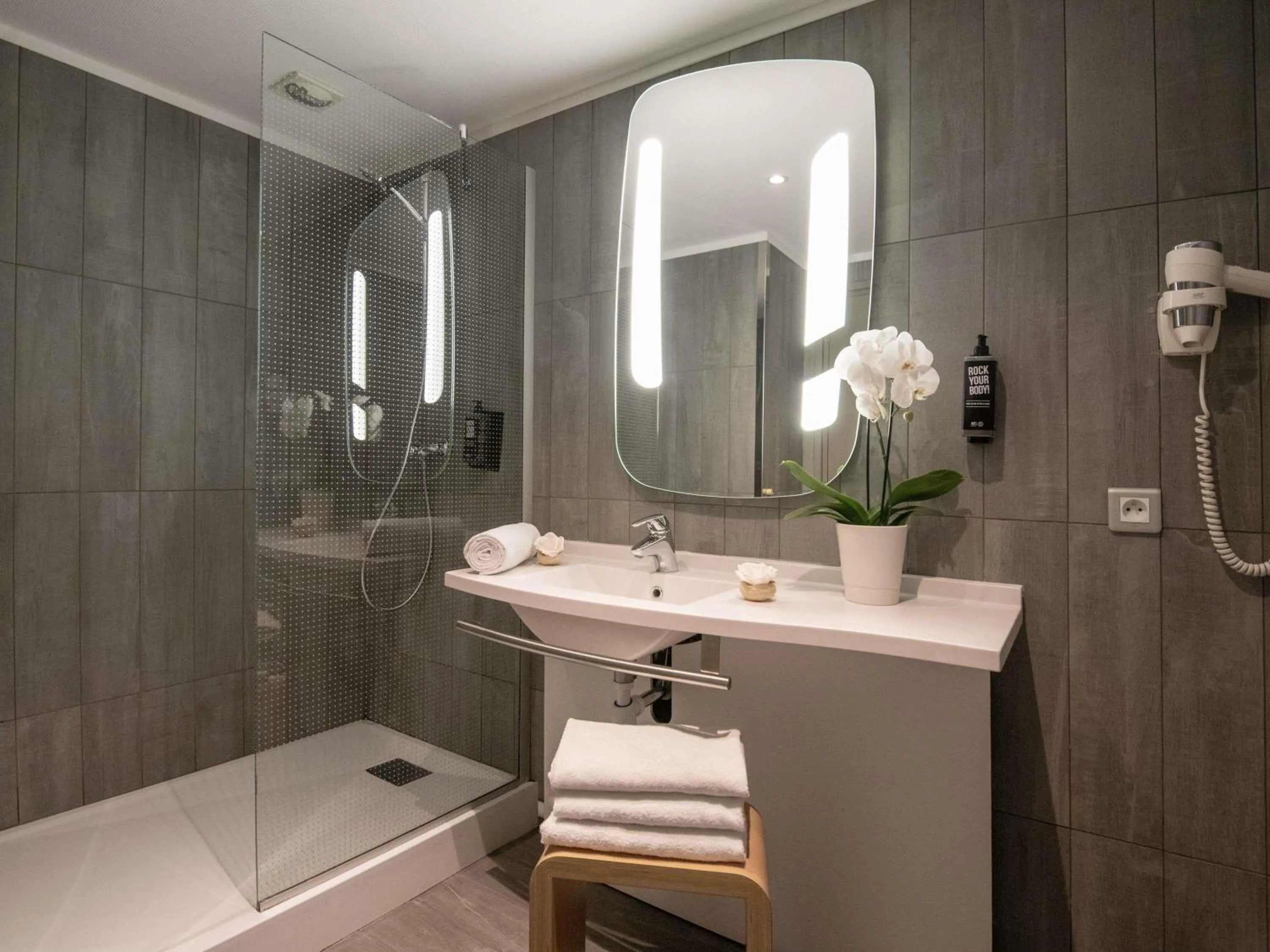 Bedroom in ibis Cannes Plage La Bocca