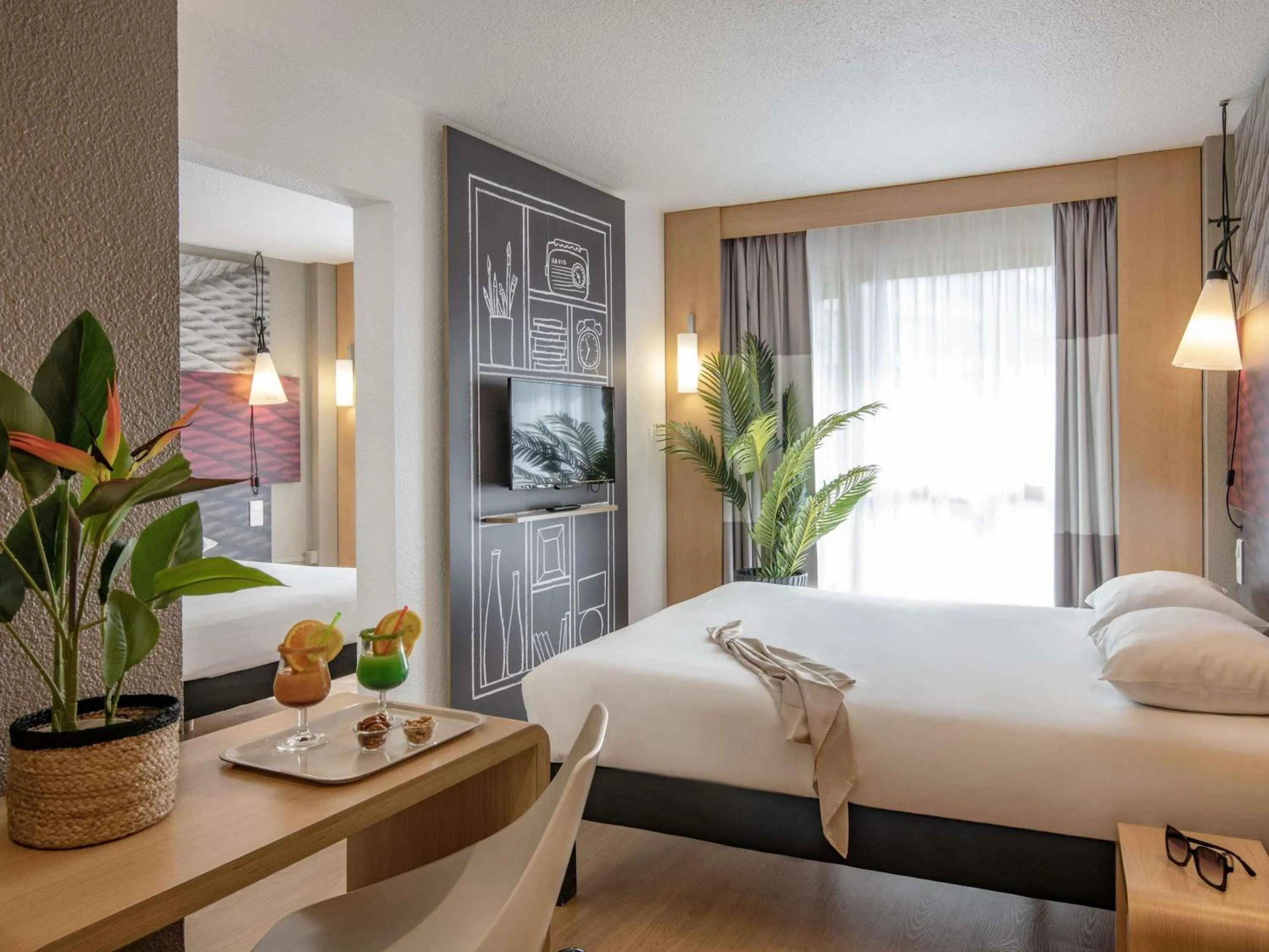 Bedroom, Bed in ibis Cannes Plage La Bocca