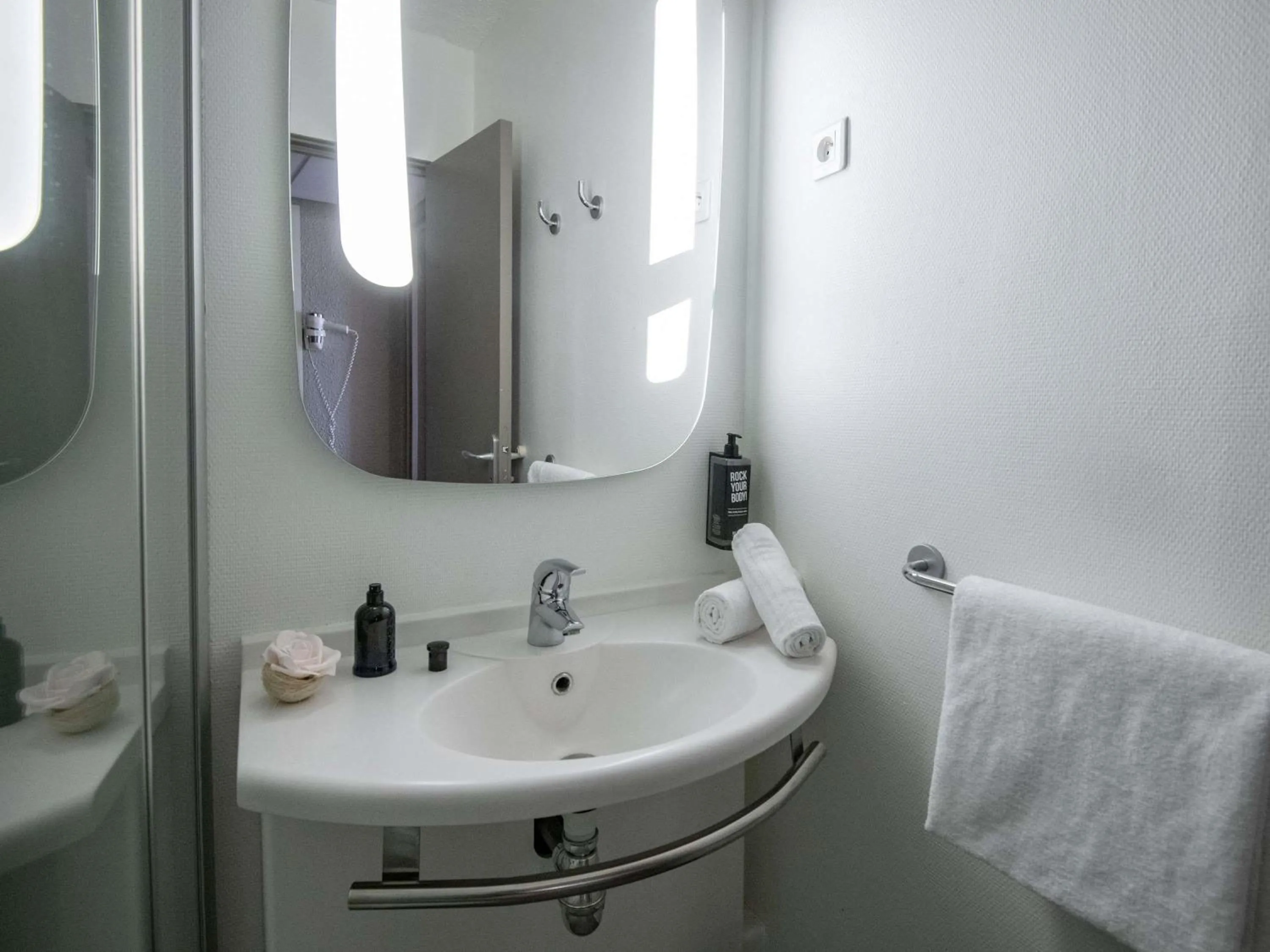 Bedroom in ibis Cannes Plage La Bocca