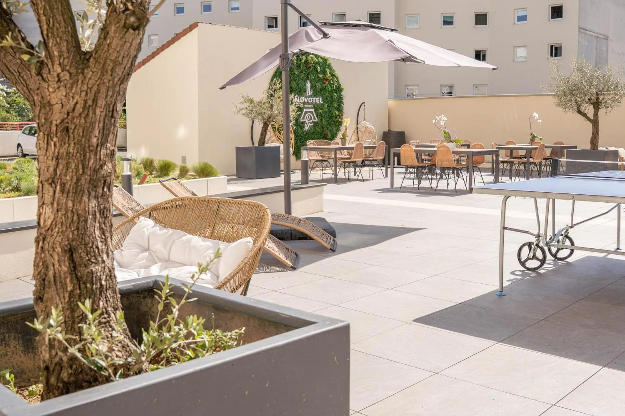 Patio in Novotel Suites Paris Montreuil Vincennes