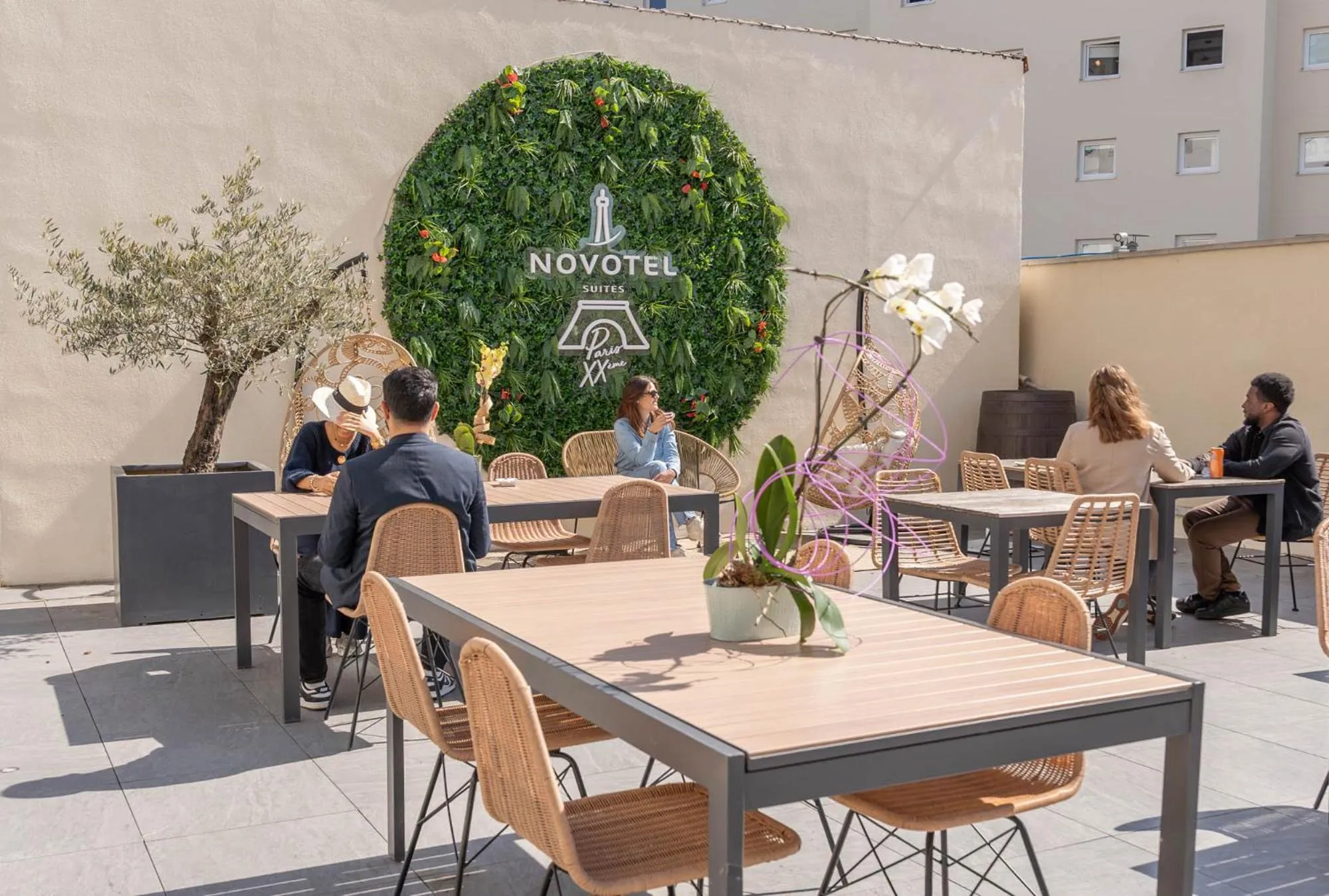 Patio in Novotel Suites Paris Montreuil Vincennes