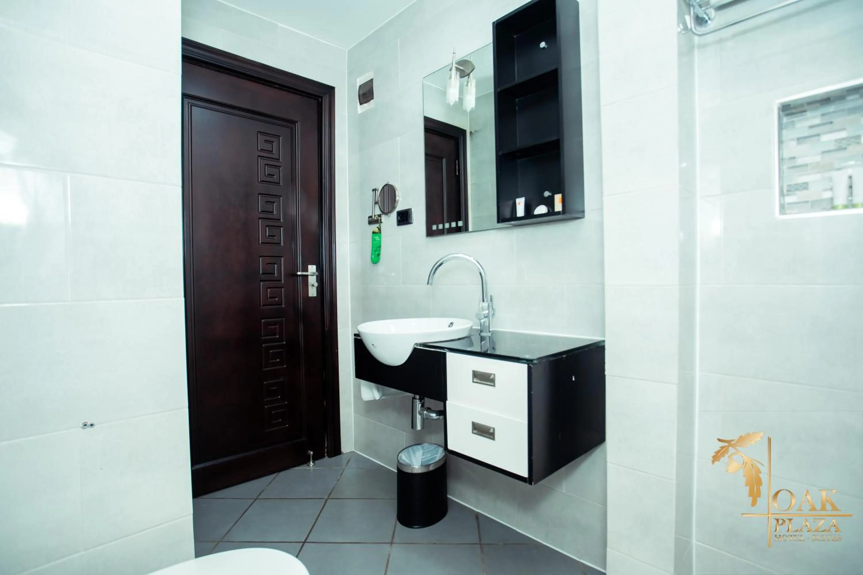 Bathroom in Oak Plaza Hotels East Airport