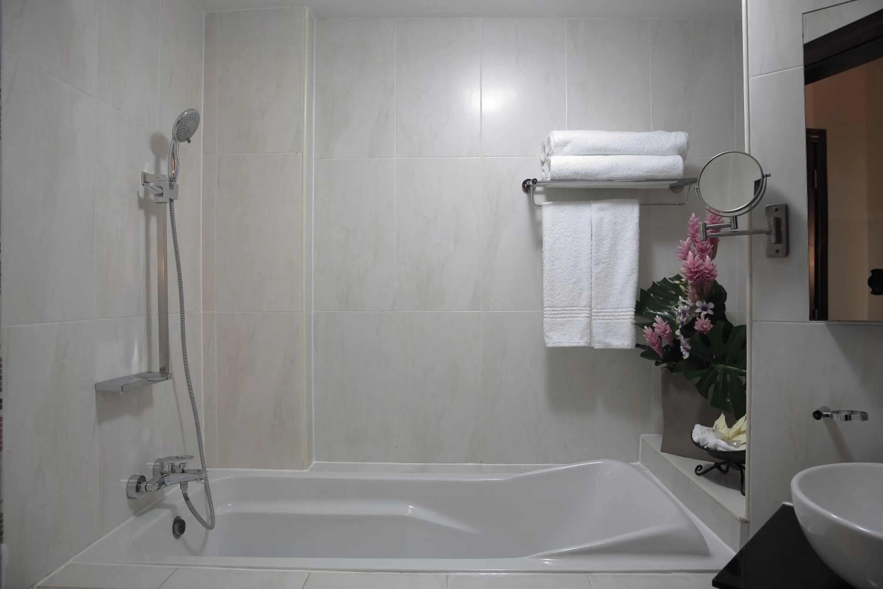 Bathroom in Oak Plaza Hotels East Airport