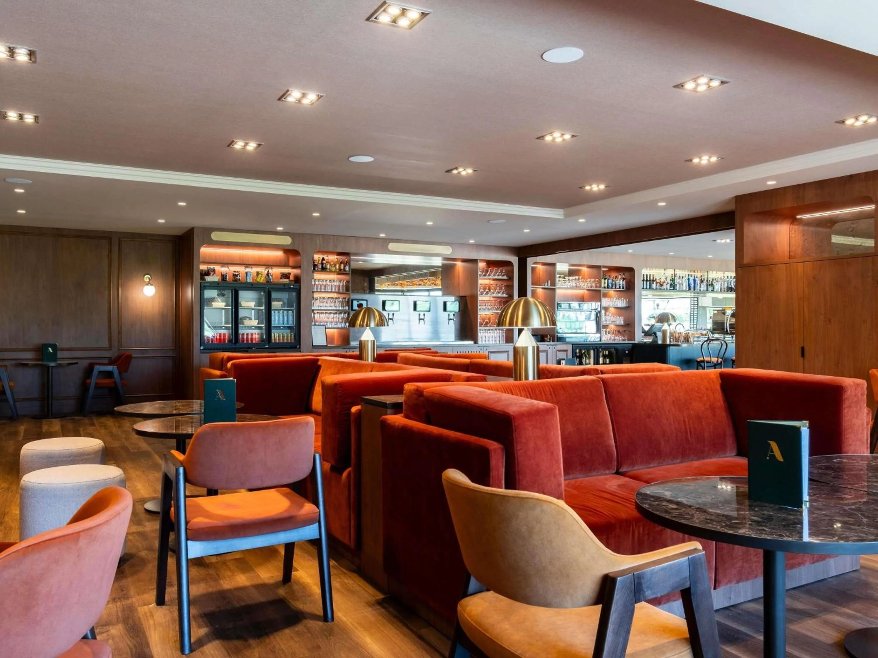 Lounge or bar in Mercure Bayeux Omaha Beach