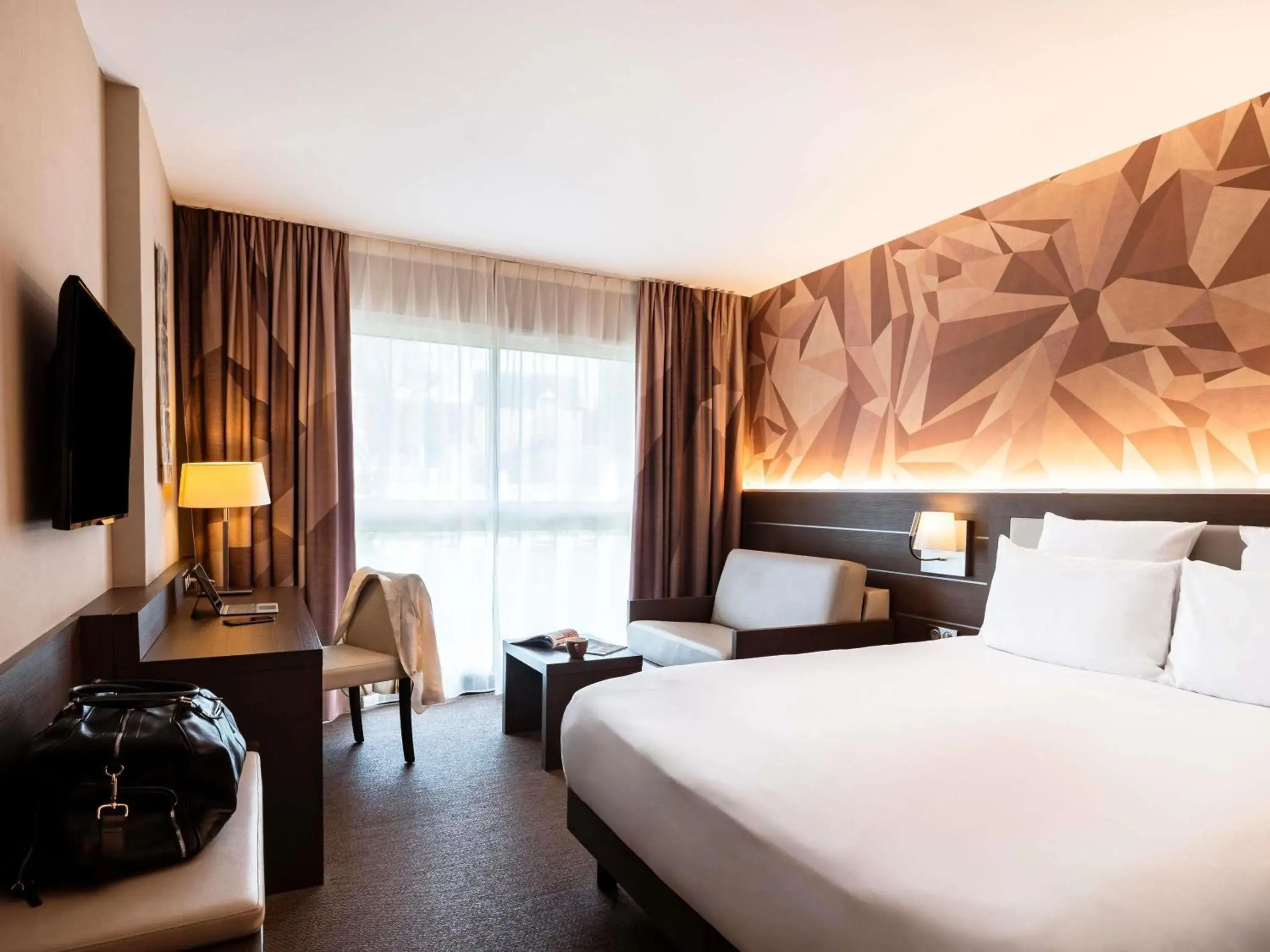 Bedroom, Bed in Mercure Bayeux Omaha Beach Bedroom, Bed in Mercure Bayeux Omaha Beach