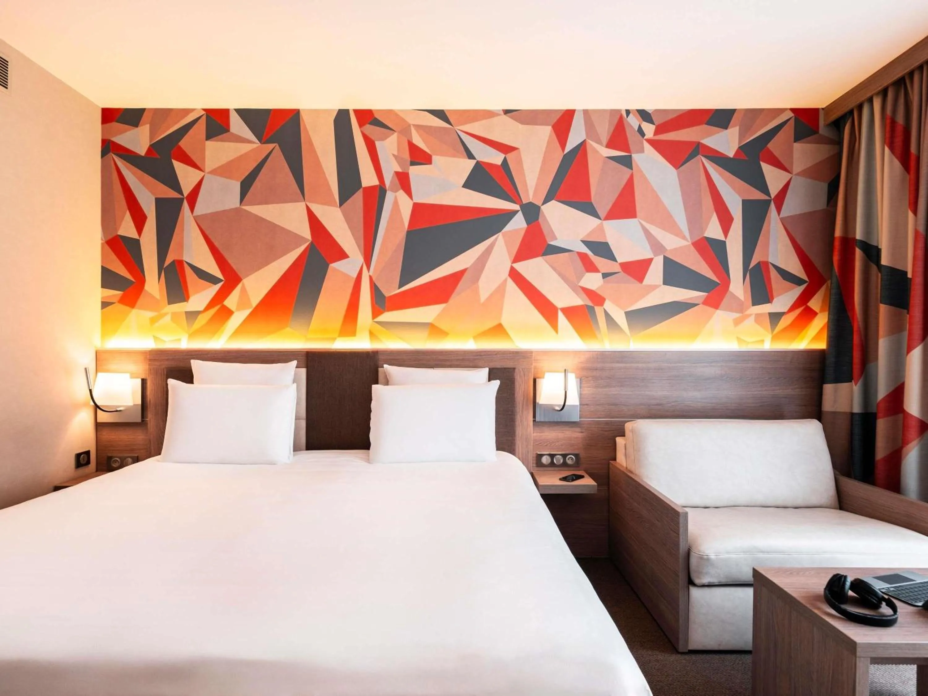 Bedroom, Bed in Mercure Bayeux Omaha Beach