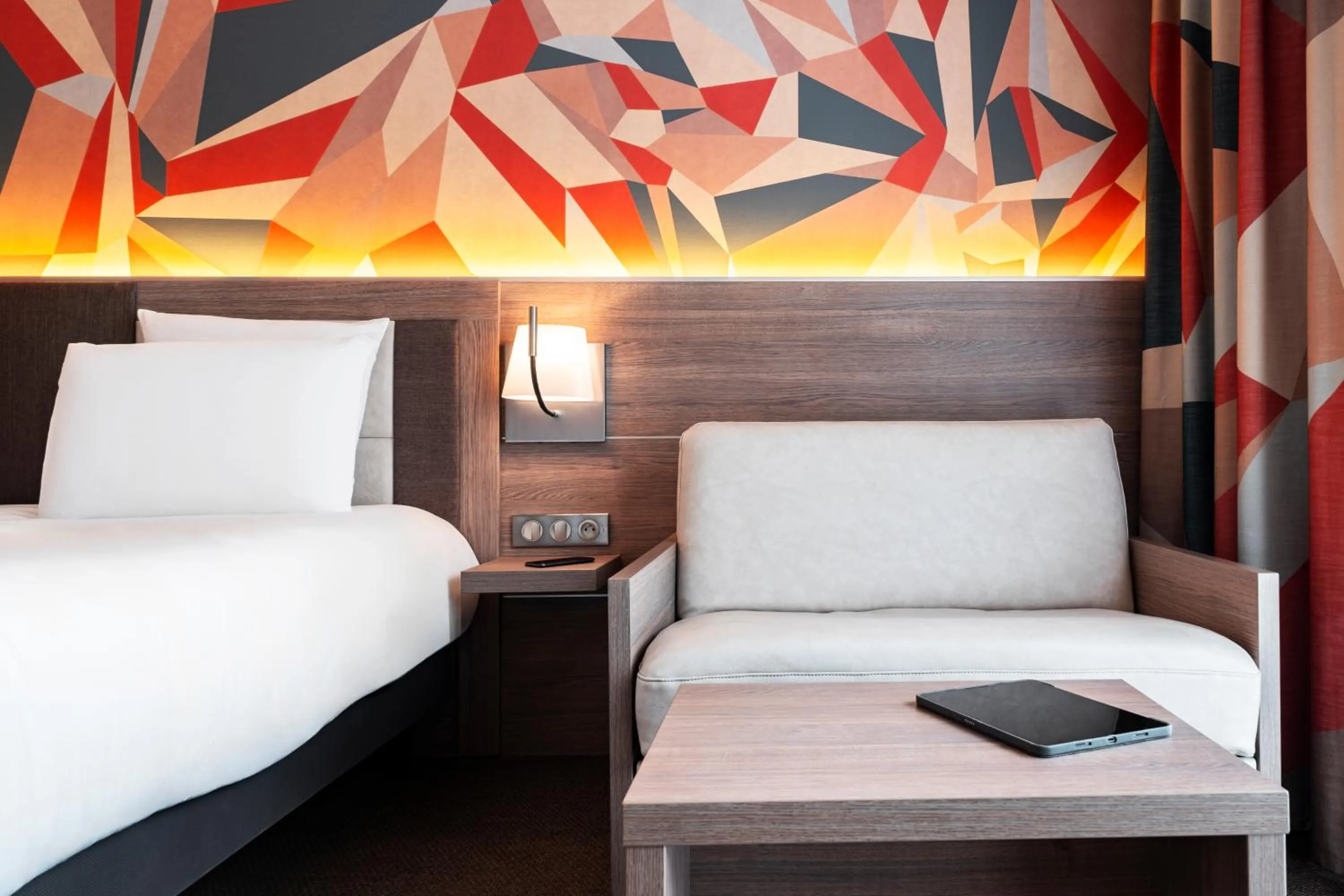 Bedroom, Bed in Mercure Bayeux Omaha Beach