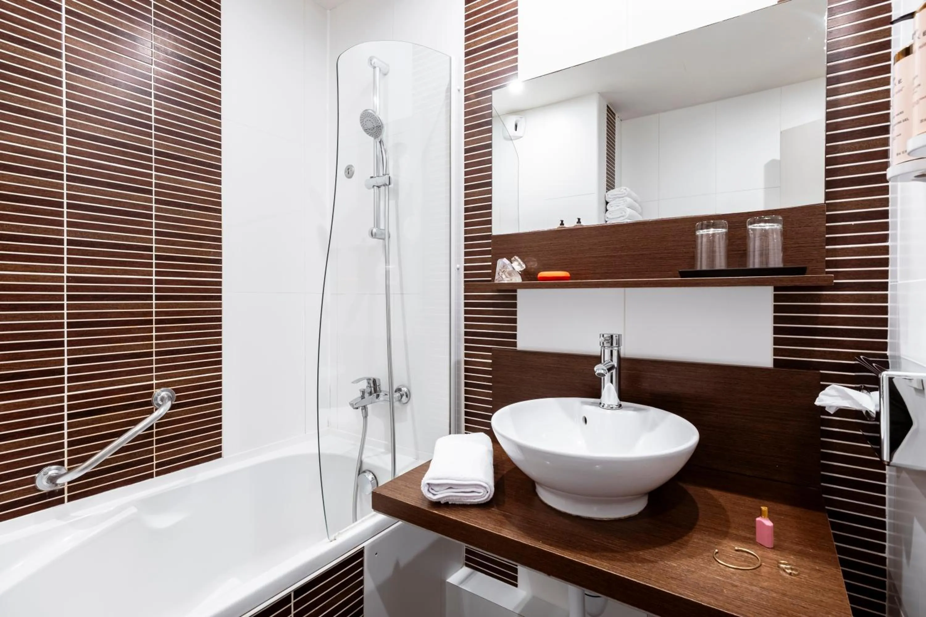 Bathroom in Mercure Bayeux Omaha Beach