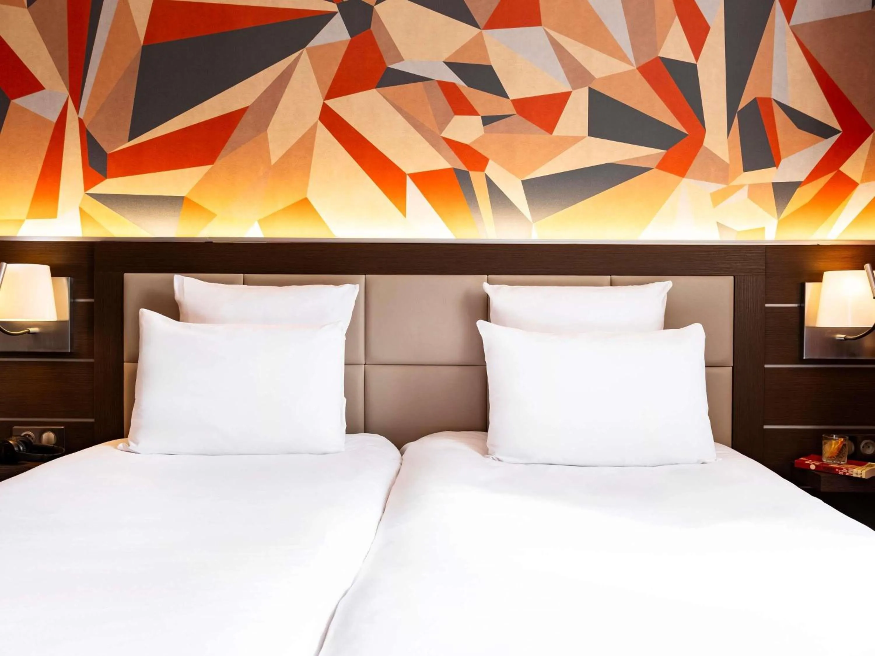 Bedroom, Bed in Mercure Bayeux Omaha Beach