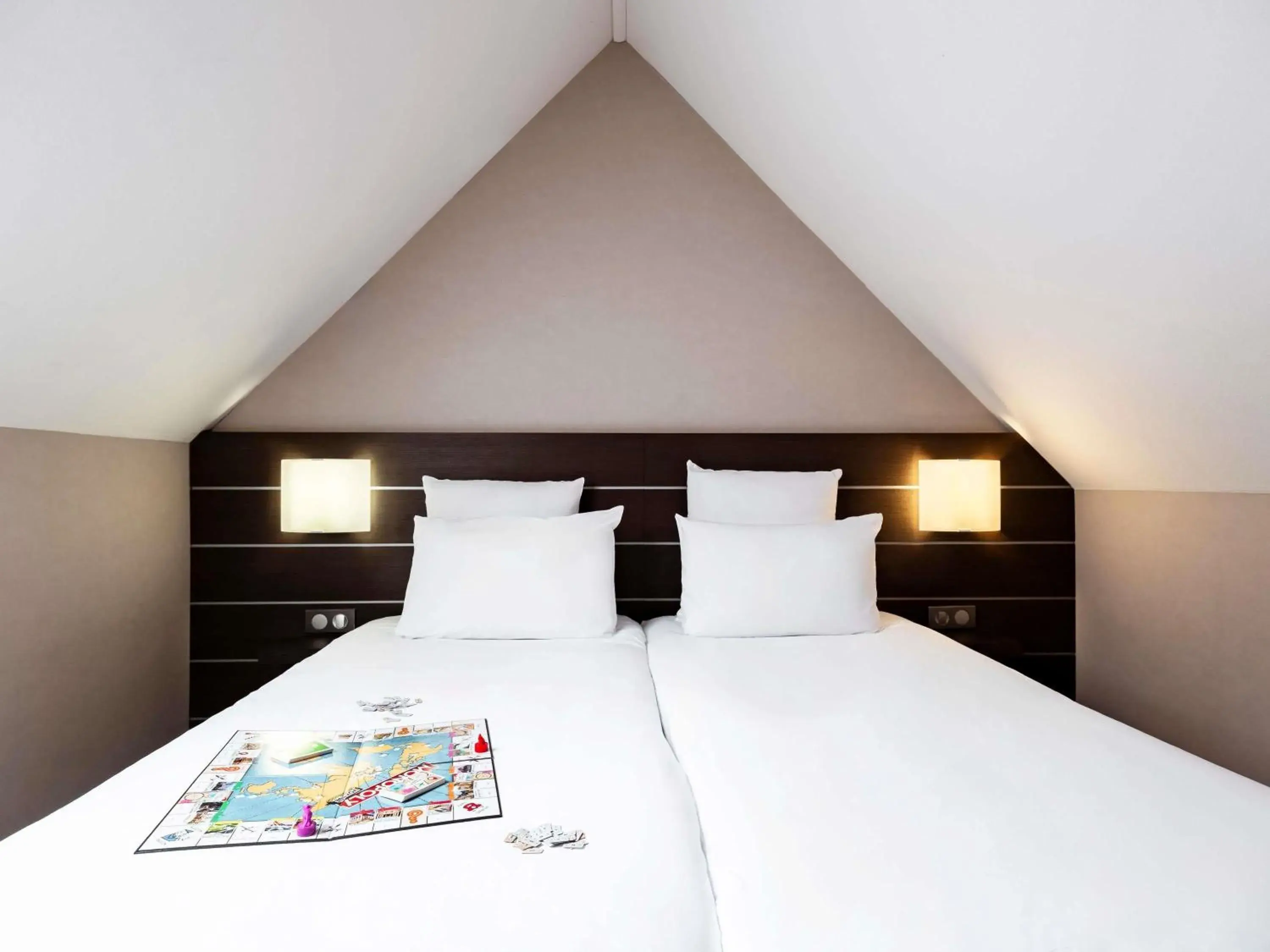 Bedroom, Bed in Mercure Bayeux Omaha Beach Bedroom, Bed in Mercure Bayeux Omaha Beach