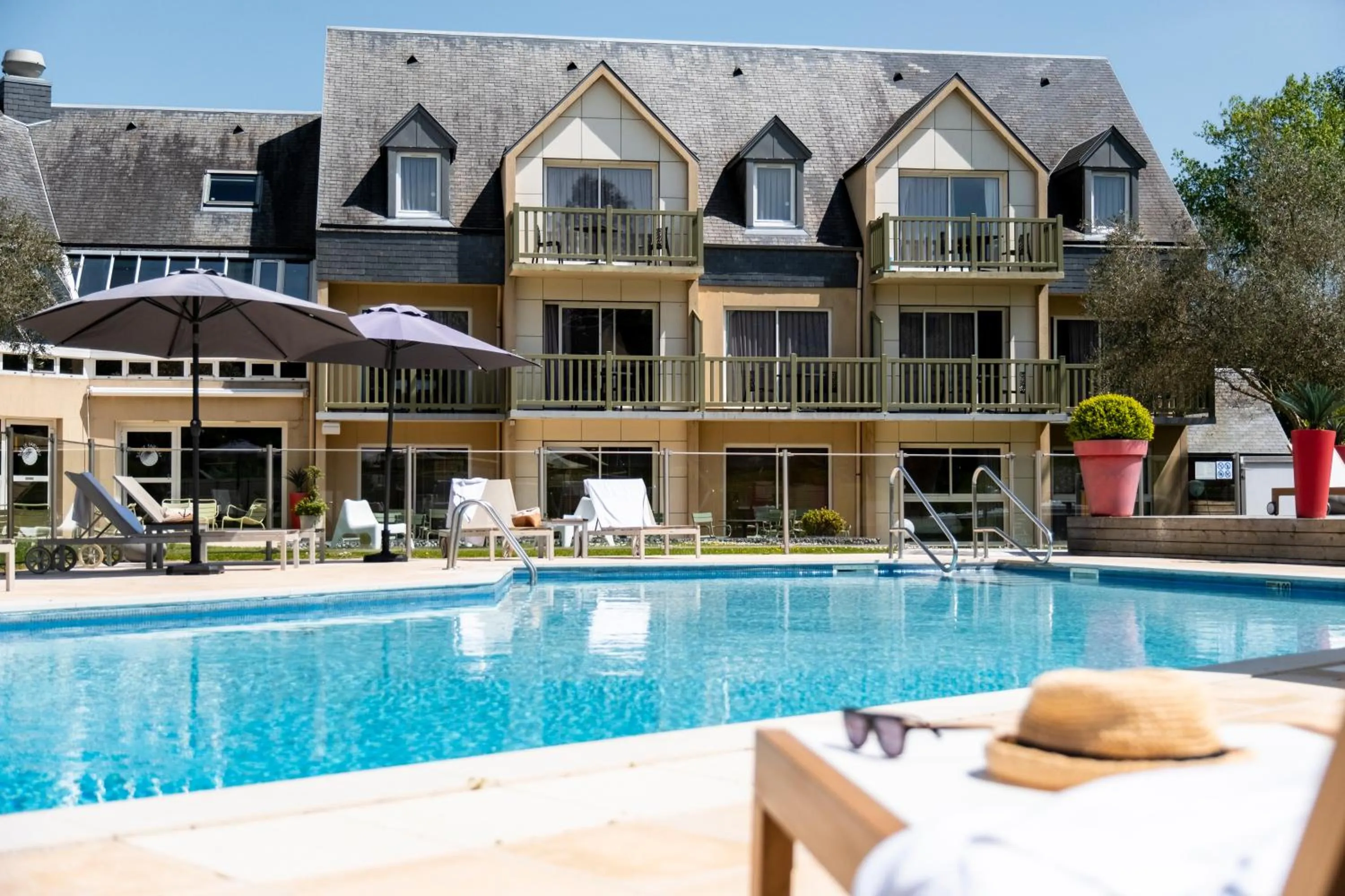 Facade/entrance in Mercure Bayeux Omaha Beach