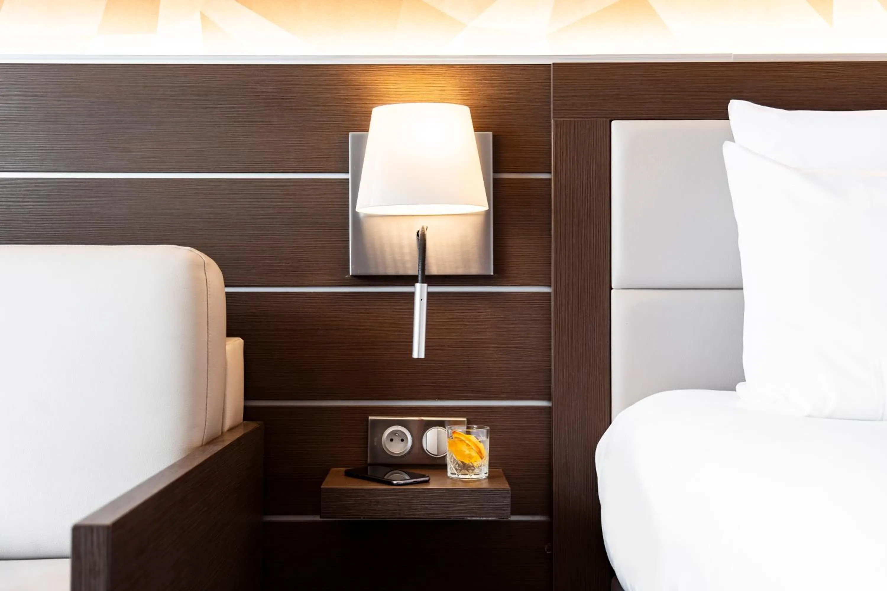 Property building, Bed in Mercure Bayeux Omaha Beach