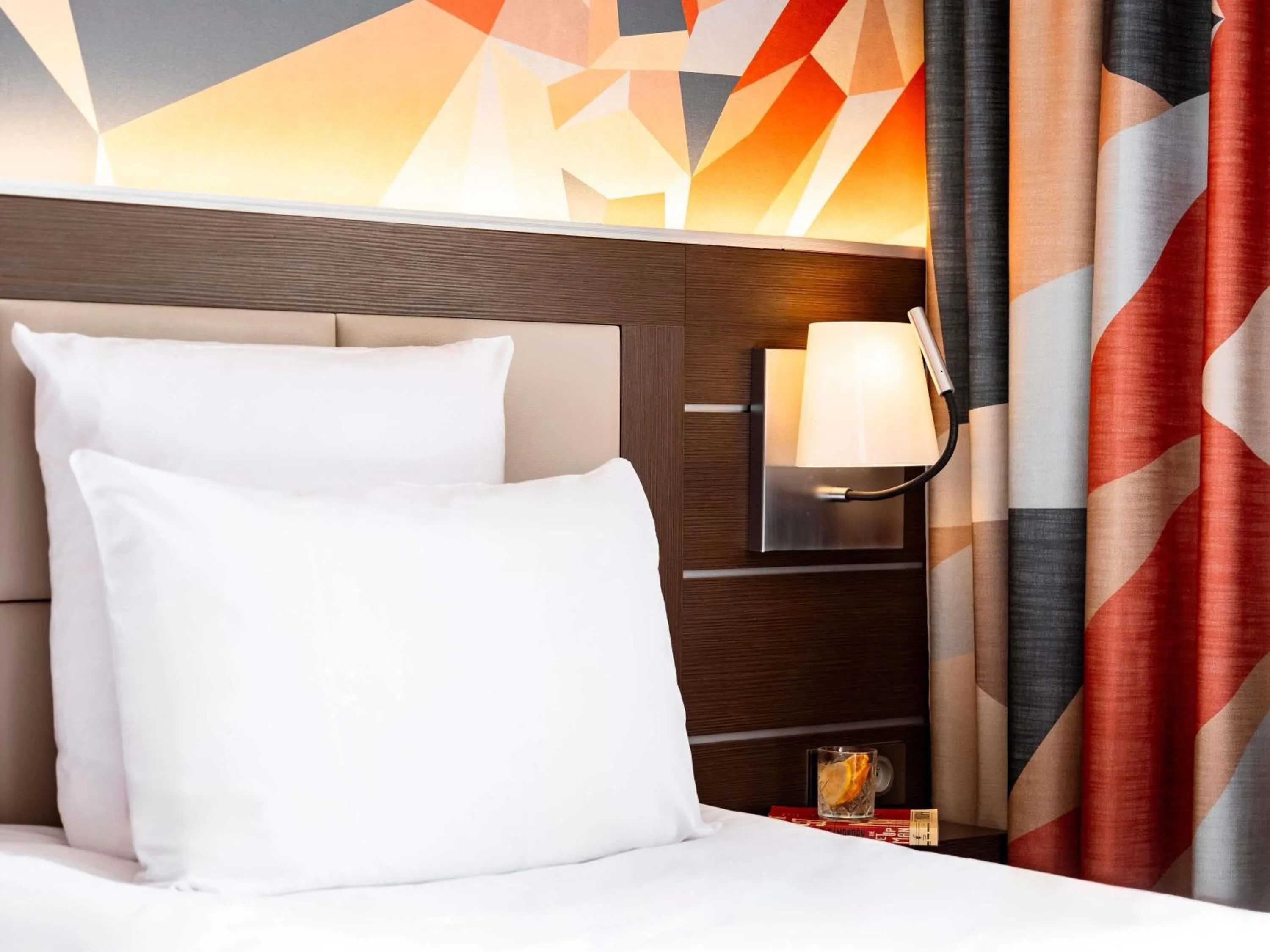 Bedroom, Bed in Mercure Bayeux Omaha Beach