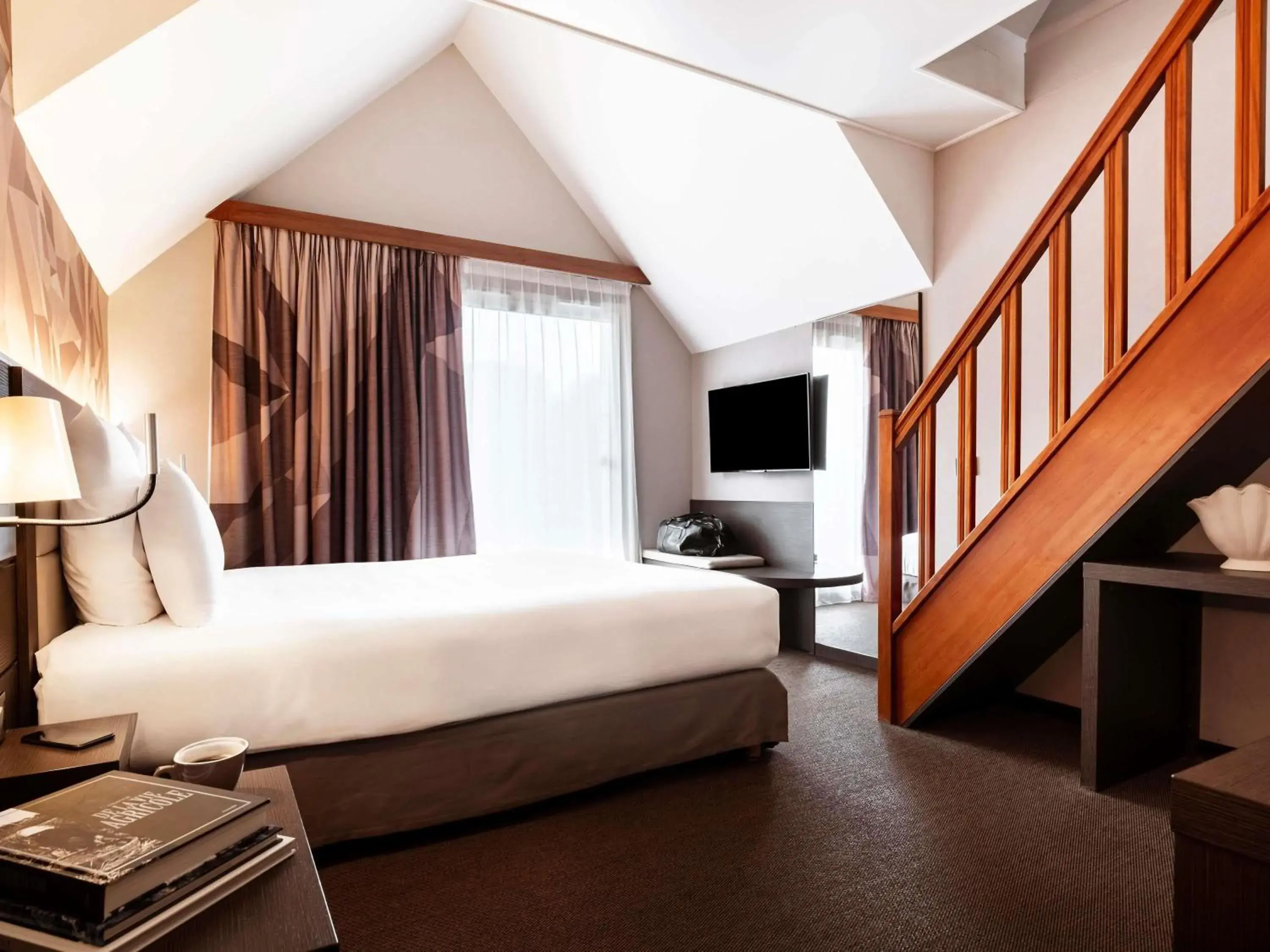 Bedroom, Bed in Mercure Bayeux Omaha Beach Bedroom, Bed in Mercure Bayeux Omaha Beach