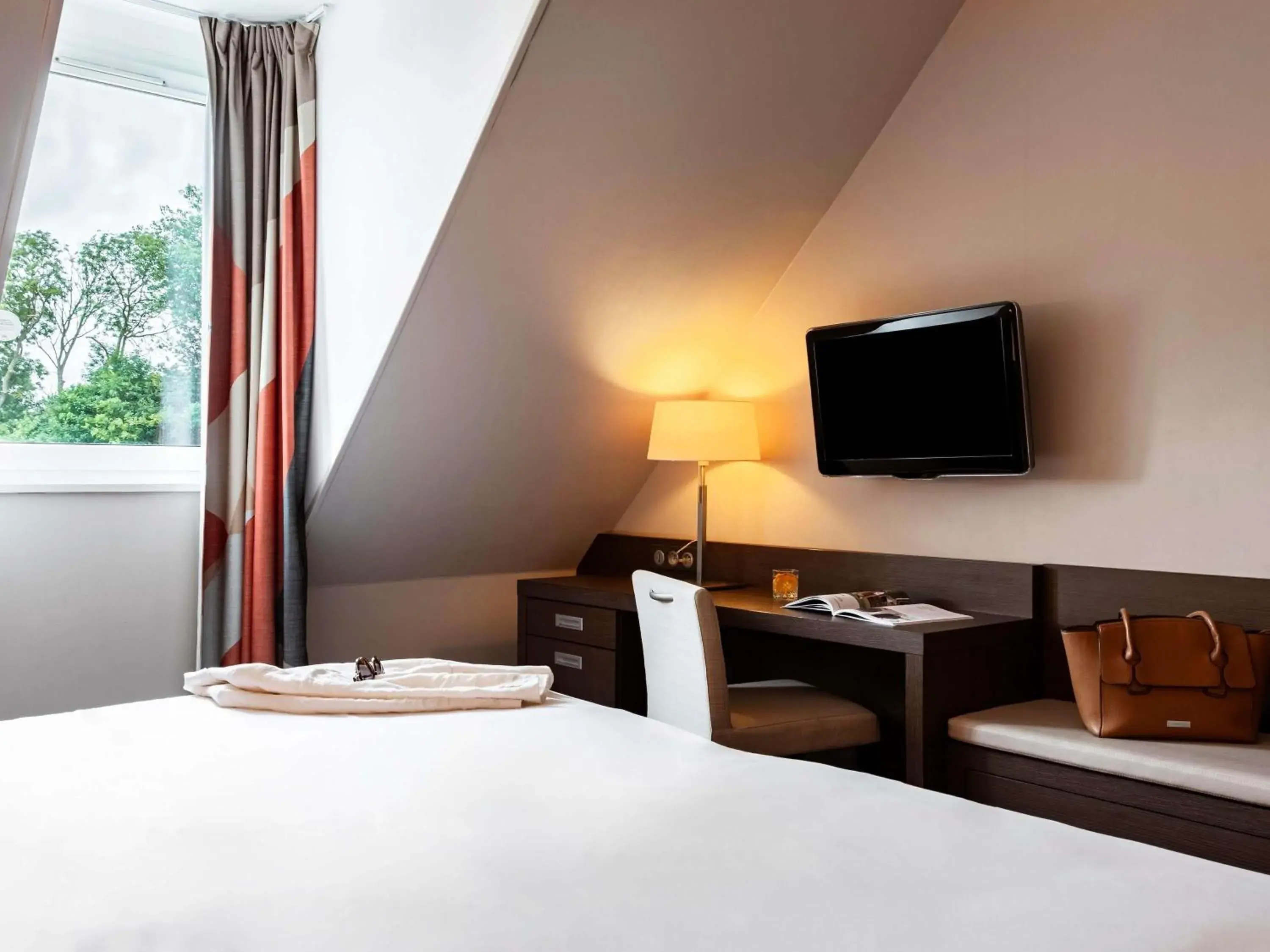 Bedroom, Bed in Mercure Bayeux Omaha Beach Bedroom, Bed in Mercure Bayeux Omaha Beach