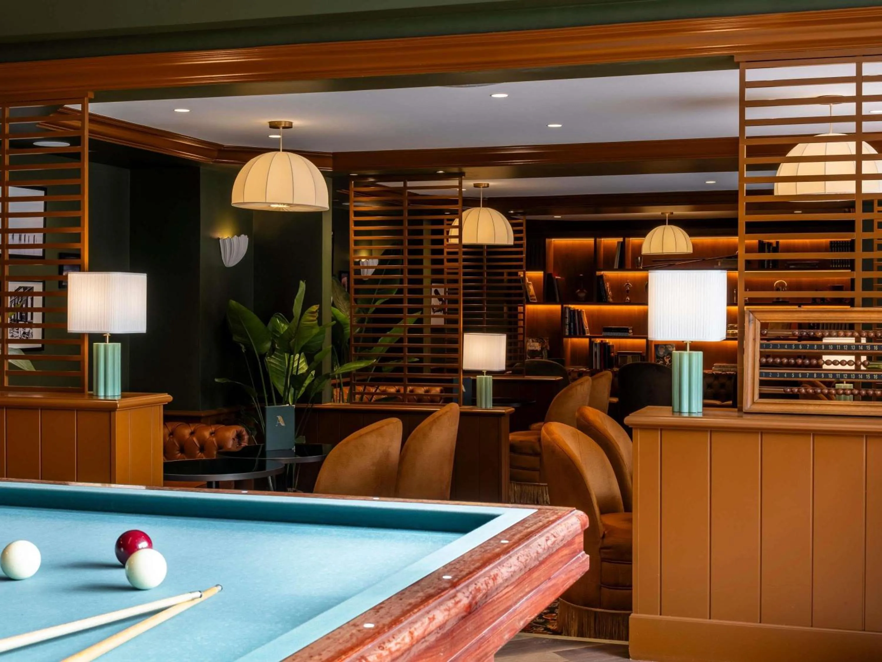 Lounge or bar in Mercure Bayeux Omaha Beach