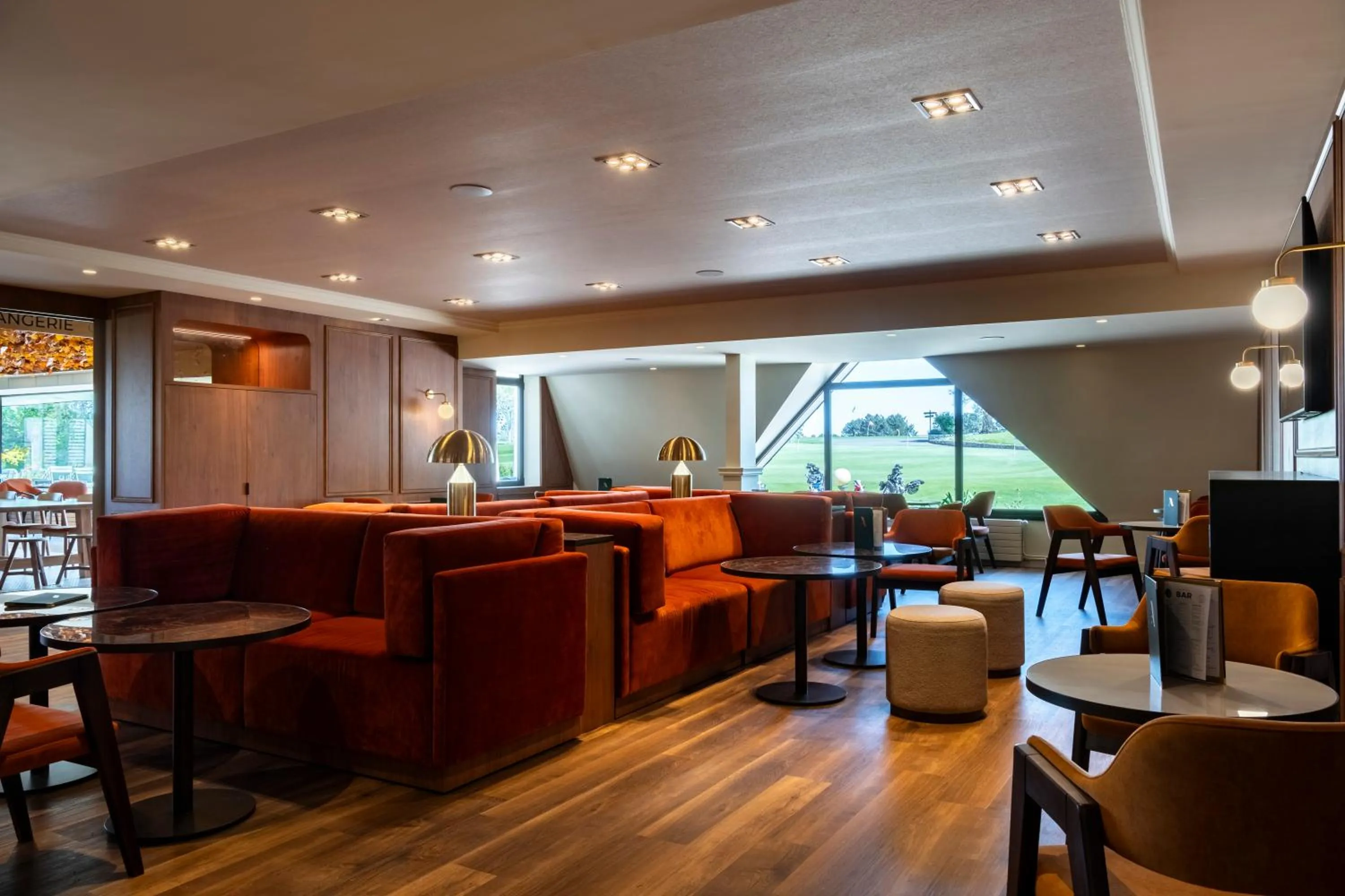 Lounge or bar in Mercure Bayeux Omaha Beach