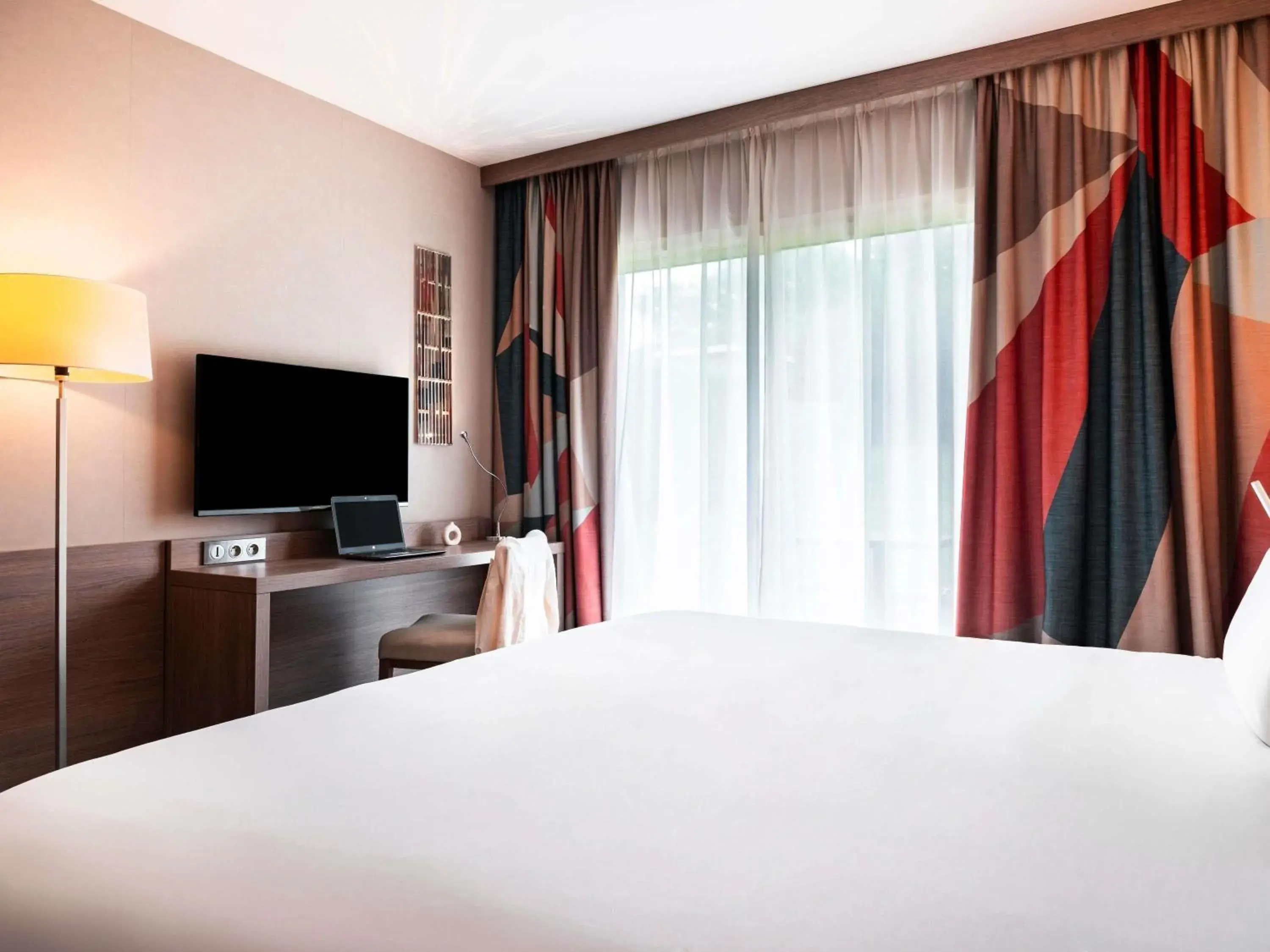 Bedroom, Bed in Mercure Bayeux Omaha Beach Bedroom, Bed in Mercure Bayeux Omaha Beach