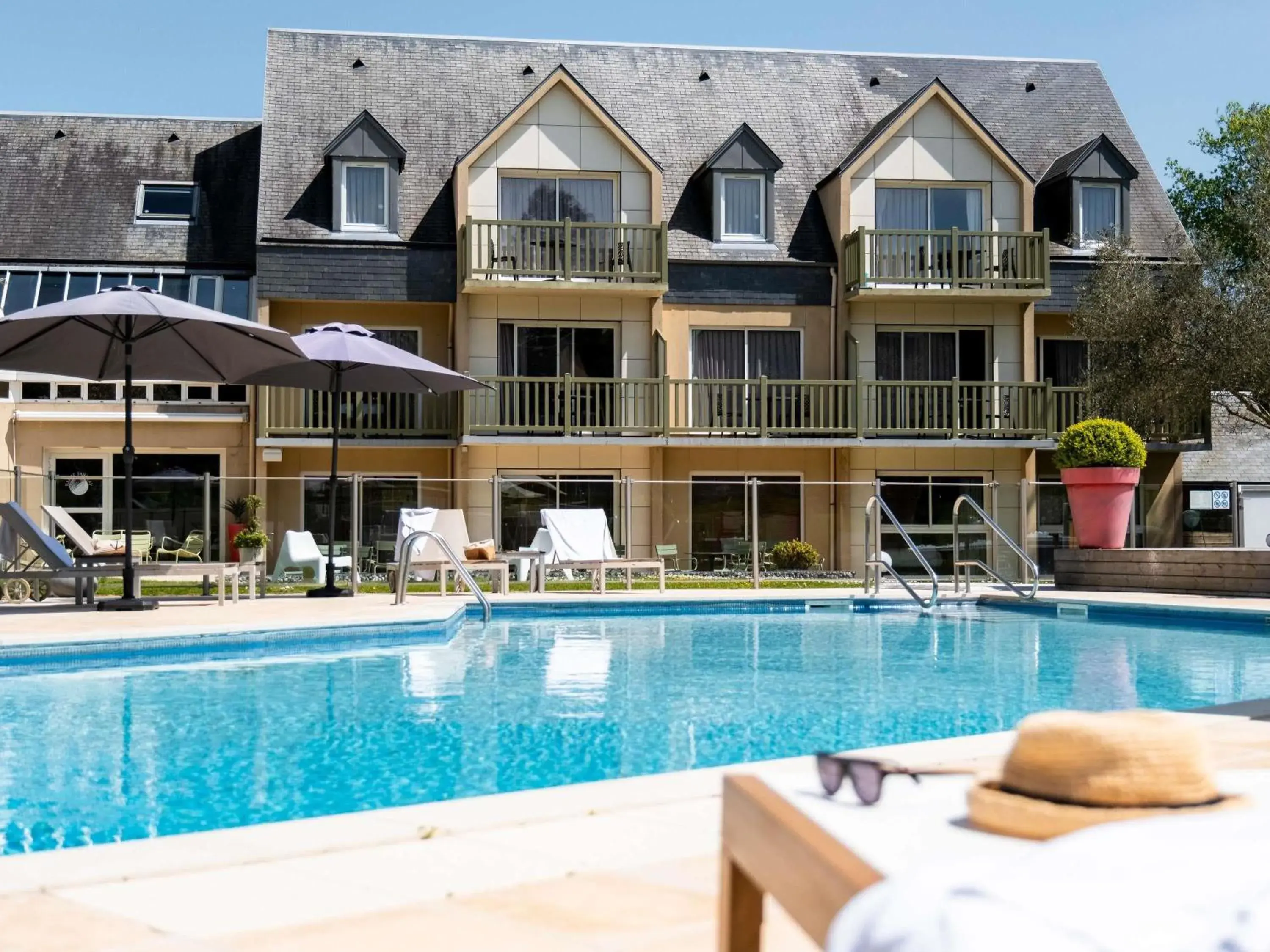 Pool view in Mercure Bayeux Omaha Beach Pool view in Mercure Bayeux Omaha Beach