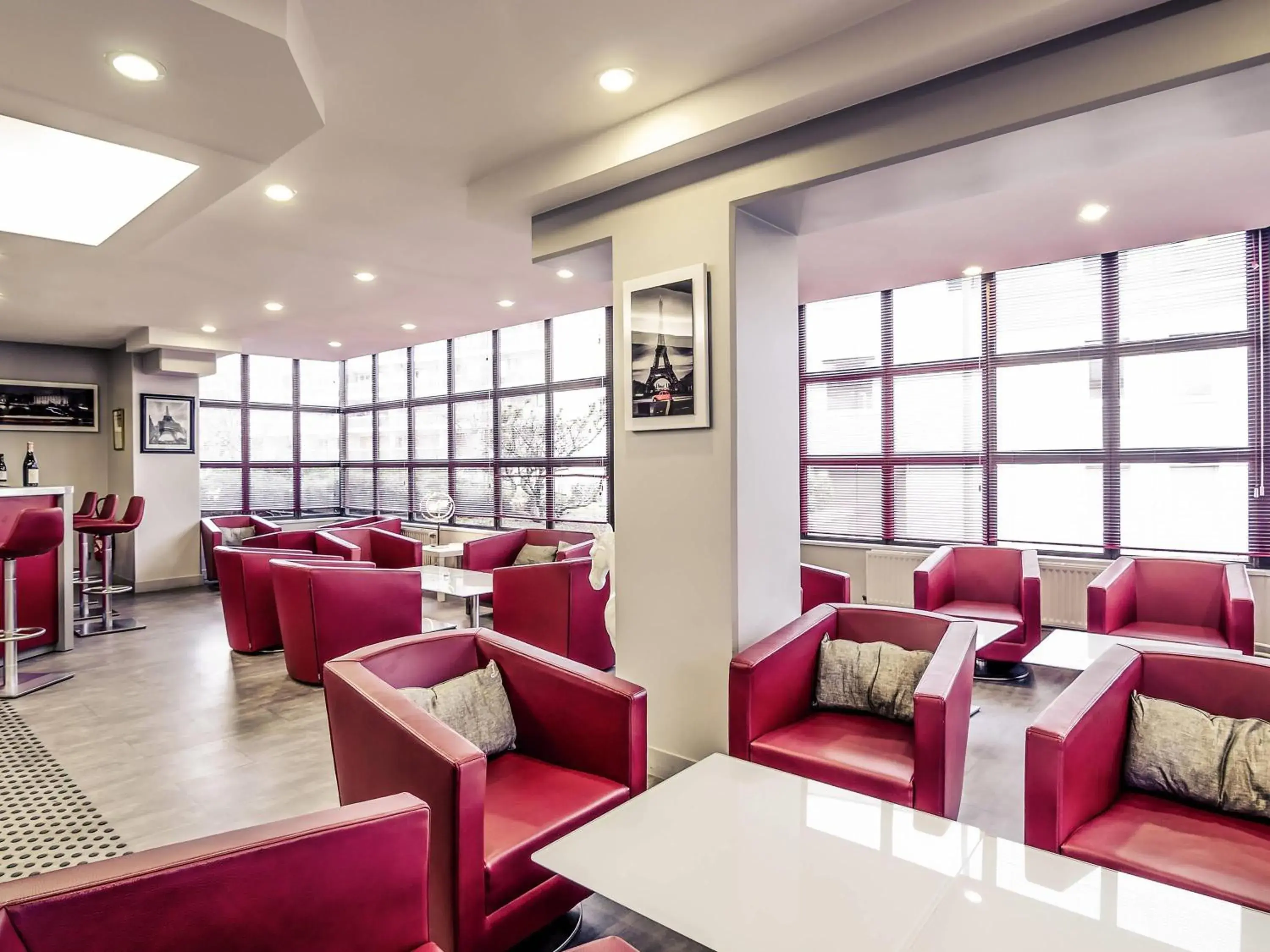 Lounge or bar in Mercure Cergy Pontoise Centre Lounge or bar in Mercure Cergy Pontoise Centre