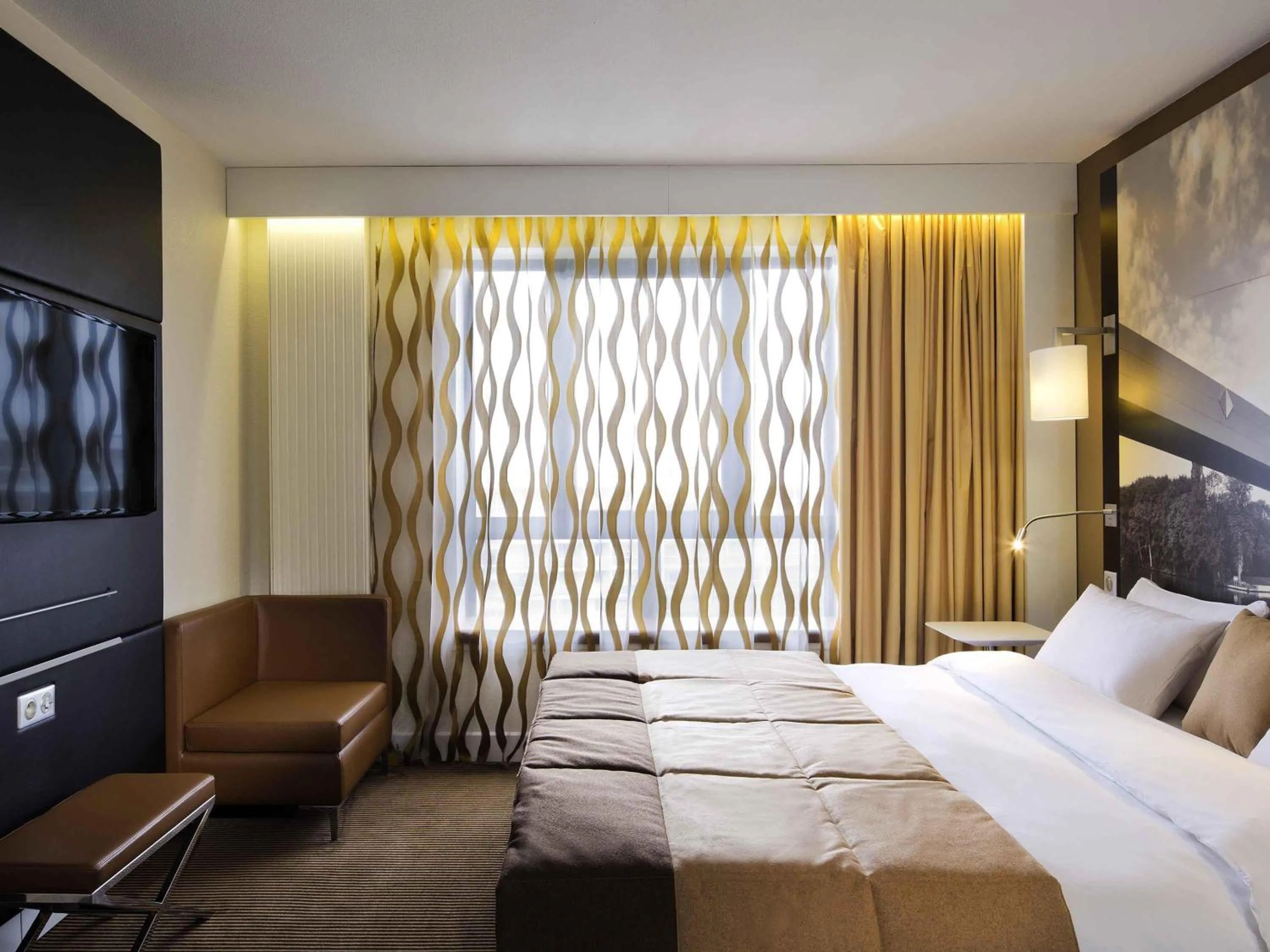 Bedroom, Bed in Mercure Cergy Pontoise Centre