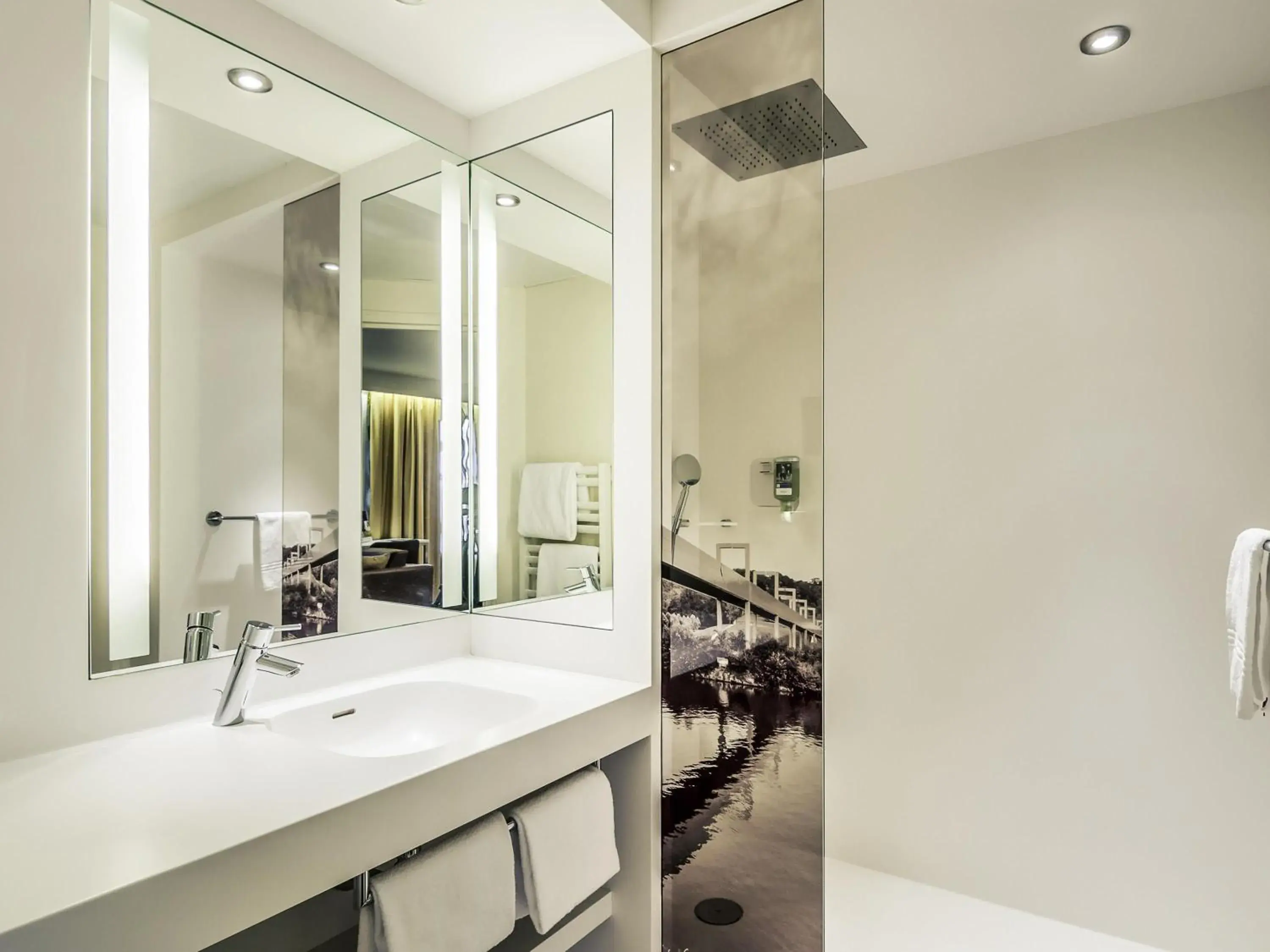 Bedroom in Mercure Cergy Pontoise Centre Bedroom in Mercure Cergy Pontoise Centre